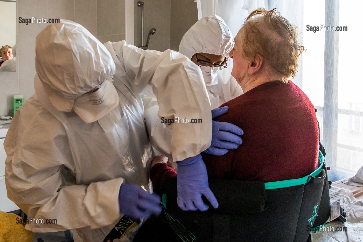 PRISE EN CHARGE DE FERNANDA, UNE PERSONNE AGEE A DOMICILE SUSPECTEE D'ETRE ATTEINTE DU COVID 19, CORONAVIRUS PAR UNE EQUIPE D'INFIRMIERS LIBERAUX DE LA STRUCTURE BIEN VIEILLIR EN ILE DE FRANCE, VILLENEUVE SAINT GEORGES (94) 