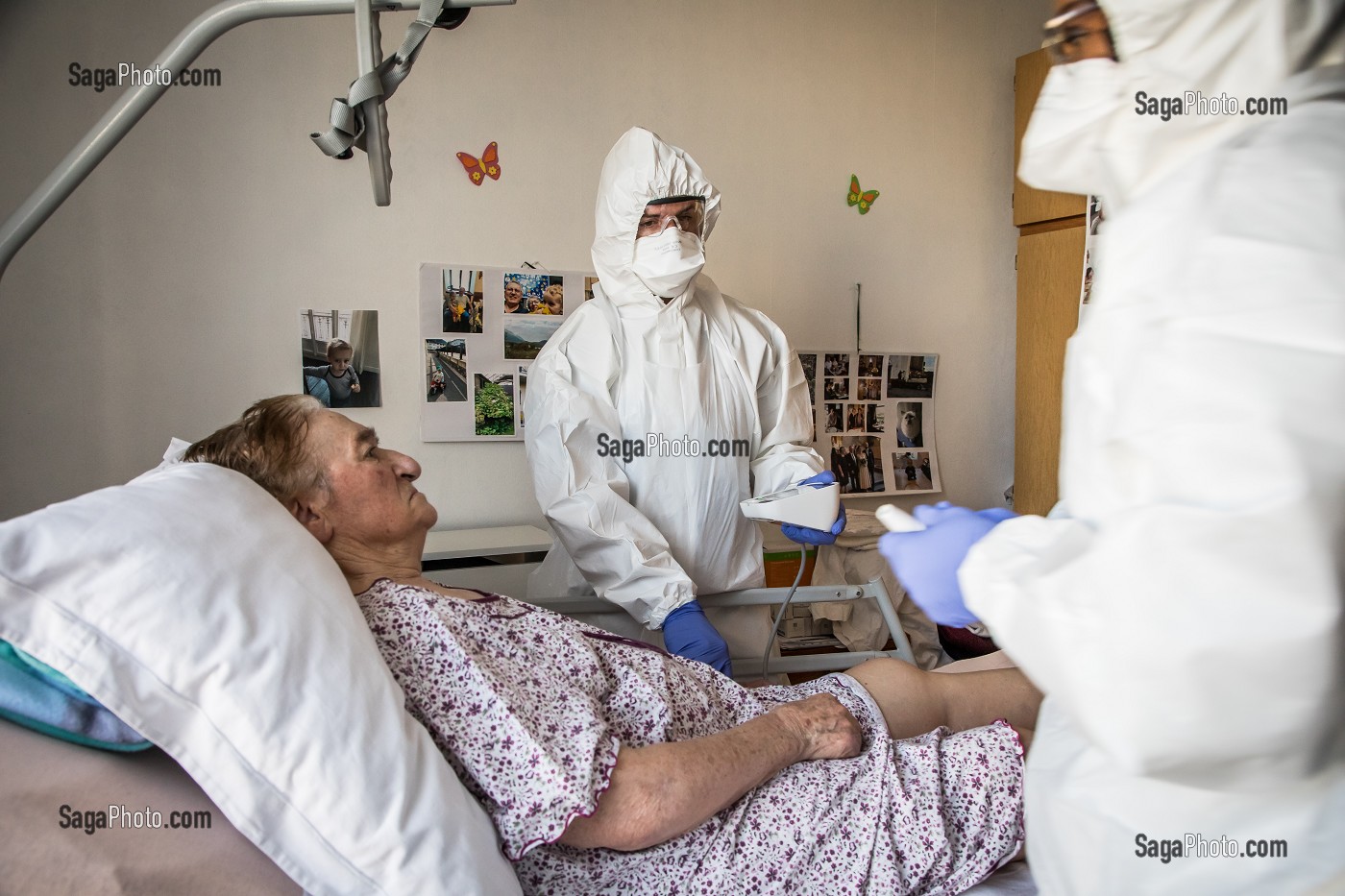 PRISE EN CHARGE DE FERNANDA, UNE PERSONNE AGEE A DOMICILE SUSPECTEE D'ETRE ATTEINTE DU COVID 19, CORONAVIRUS PAR UNE EQUIPE D'INFIRMIERS LIBERAUX DE LA STRUCTURE BIEN VIEILLIR EN ILE DE FRANCE, VILLENEUVE SAINT GEORGES (94) 