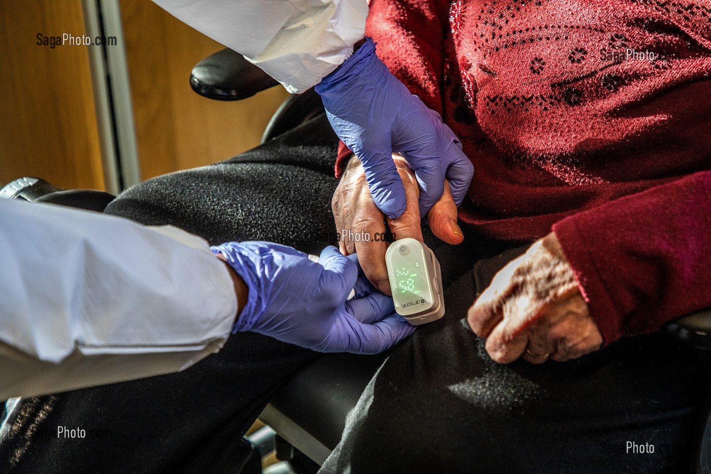 PRISE EN CHARGE DE FERNANDA, UNE PERSONNE AGEE A DOMICILE SUSPECTEE D'ETRE ATTEINTE DU COVID 19, CORONAVIRUS PAR UNE EQUIPE D'INFIRMIERS LIBERAUX DE LA STRUCTURE BIEN VIEILLIR EN ILE DE FRANCE, VILLENEUVE SAINT GEORGES (94) 