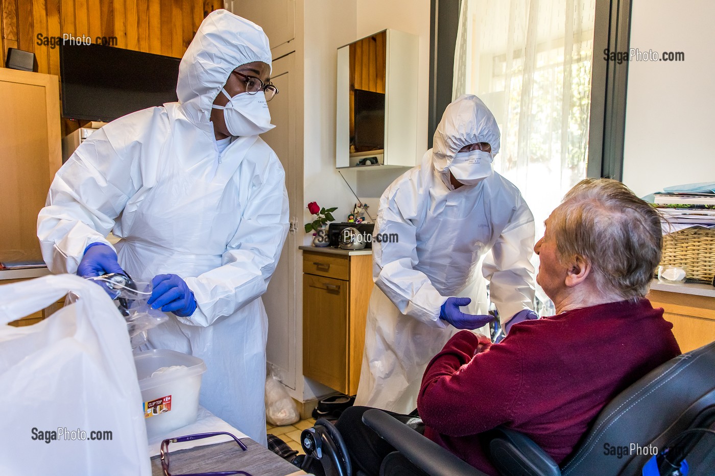 PRISE EN CHARGE DE FERNANDA, UNE PERSONNE AGEE A DOMICILE SUSPECTEE D'ETRE ATTEINTE DU COVID 19, CORONAVIRUS PAR UNE EQUIPE D'INFIRMIERS LIBERAUX DE LA STRUCTURE BIEN VIEILLIR EN ILE DE FRANCE, VILLENEUVE SAINT GEORGES (94) 