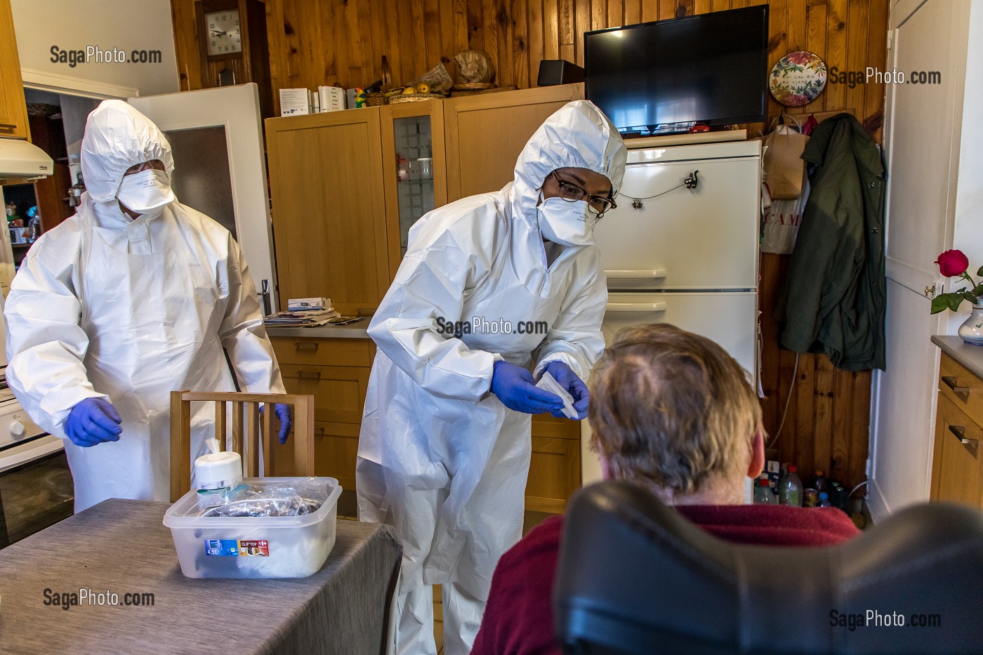 PRISE EN CHARGE DE FERNANDA, UNE PERSONNE AGEE A DOMICILE SUSPECTEE D'ETRE ATTEINTE DU COVID 19, CORONAVIRUS PAR UNE EQUIPE D'INFIRMIERS LIBERAUX DE LA STRUCTURE BIEN VIEILLIR EN ILE DE FRANCE, VILLENEUVE SAINT GEORGES (94) 