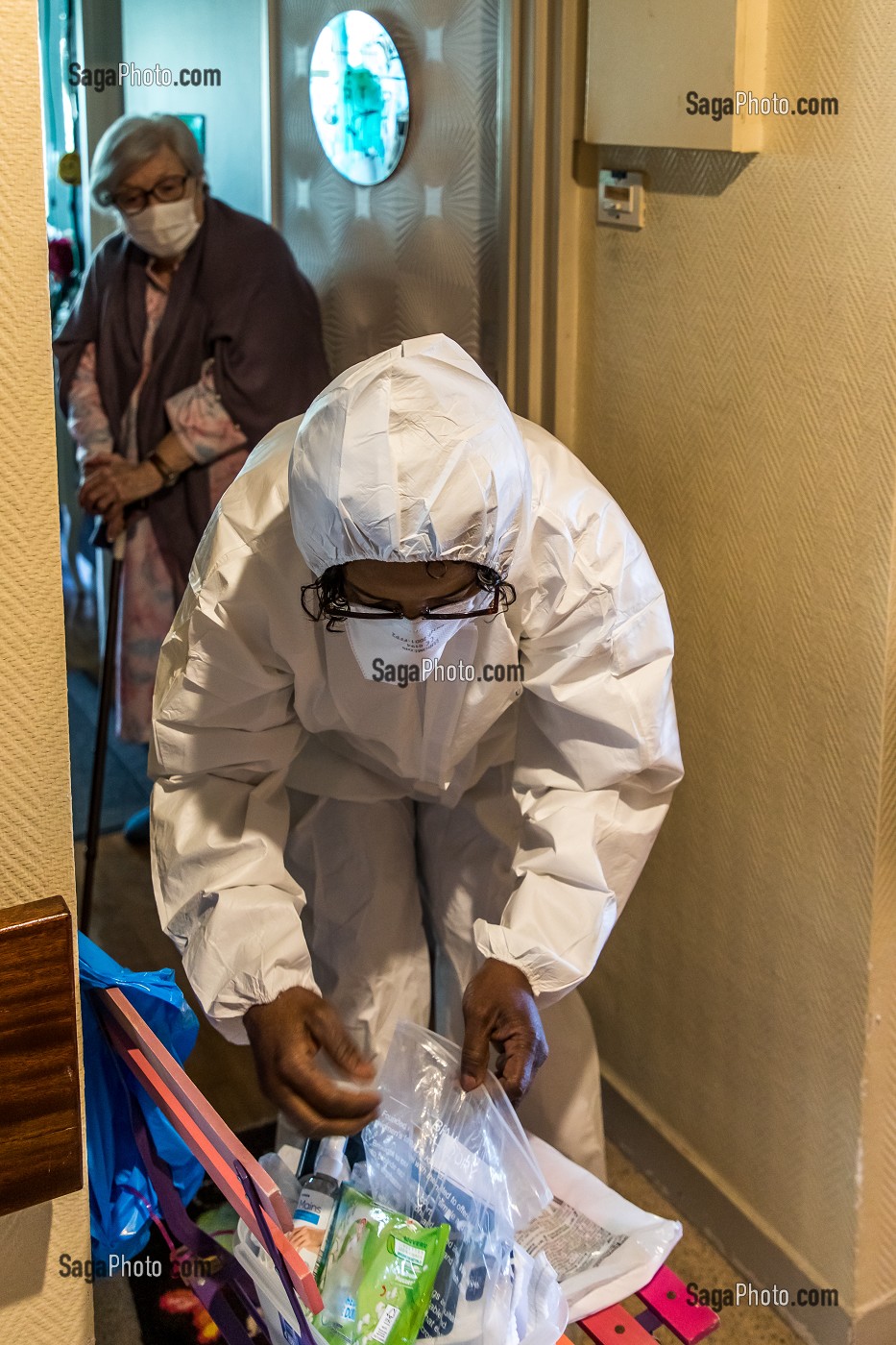 PRISE EN CHARGE POSTHOSPITALIERE PAR UNE INFIRMIERE LIBERALE DE MONIQUE, UNE PERSONNE AGEE AYANT CONTRACTEE LE VIRUS DU COVID 19 DE RETOUR CHEZ ELLE EST GUERIE, L'HAY LES ROSES (94) 