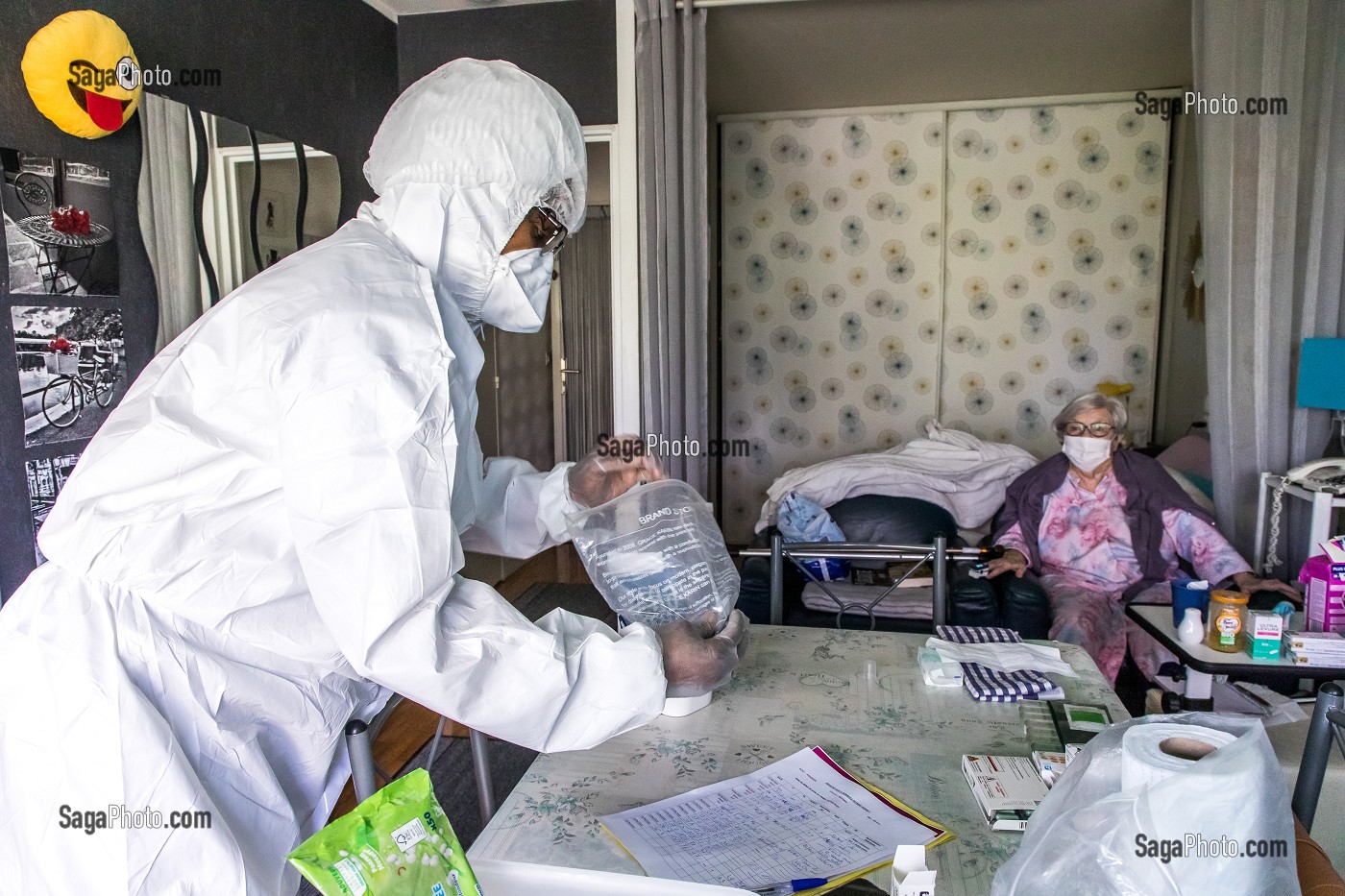 PRISE EN CHARGE POSTHOSPITALIERE PAR UNE INFIRMIERE LIBERALE DE MONIQUE, UNE PERSONNE AGEE AYANT CONTRACTEE LE VIRUS DU COVID 19 DE RETOUR CHEZ ELLE EST GUERIE, L'HAY LES ROSES (94) 