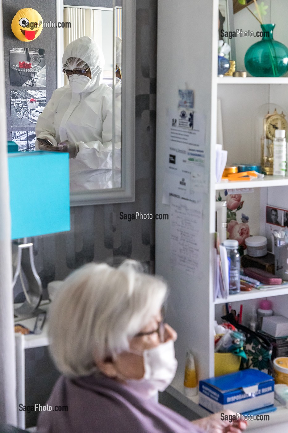 PRISE EN CHARGE POSTHOSPITALIERE PAR UNE INFIRMIERE LIBERALE DE MONIQUE, UNE PERSONNE AGEE AYANT CONTRACTEE LE VIRUS DU COVID 19 DE RETOUR CHEZ ELLE EST GUERIE, L'HAY LES ROSES (94) 