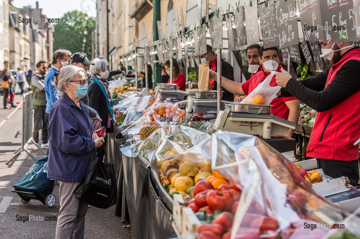 MARCHE DOMINICAL EMILE BERTRAND A SAINT MAURICE  VAL DE MARNE, IL DE FRANCE, FRANCE, EUROPE. 