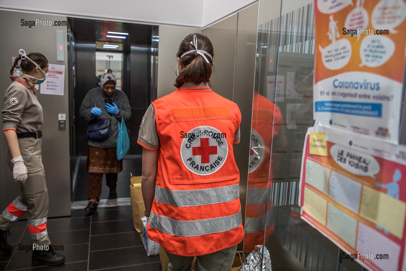 PREPARATION DE LIVRAISON DE PANIERS SOLIDAIRES PAR DES VOLONTAIRES DE LA CROIX-ROUGE., PARIS, 10EME ARRONDISSEMENT, ILE DE FRANCE, FRANCE 