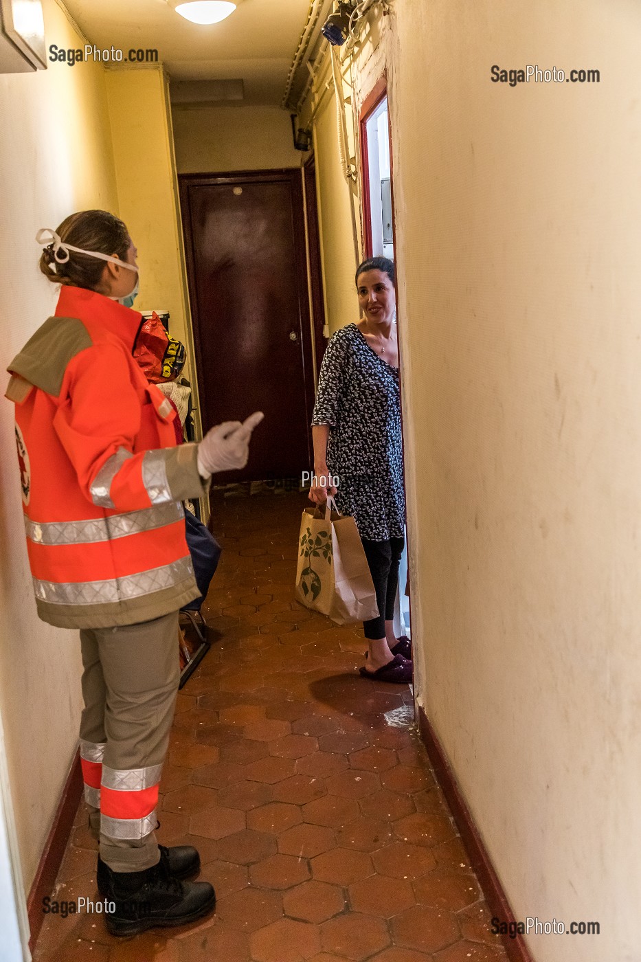 PREPARATION DE LIVRAISON DE PANIERS SOLIDAIRES PAR DES VOLONTAIRES DE LA CROIX-ROUGE., PARIS, 10EME ARRONDISSEMENT, ILE DE FRANCE, FRANCE 