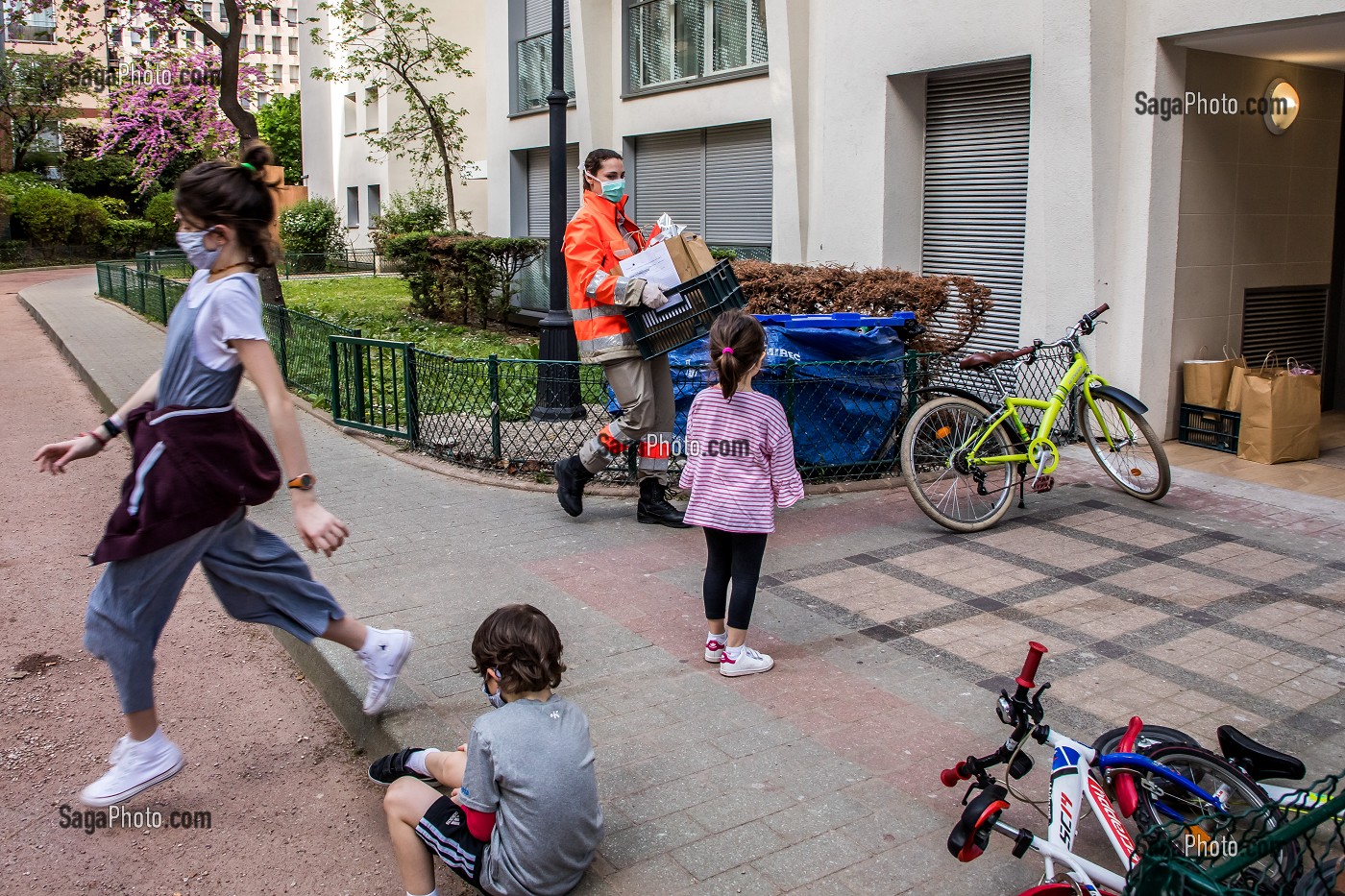 PREPARATION DE LIVRAISON DE PANIERS SOLIDAIRES PAR DES VOLONTAIRES DE LA CROIX-ROUGE., PARIS, 10EME ARRONDISSEMENT, ILE DE FRANCE, FRANCE 