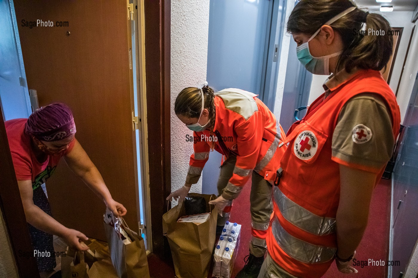 PREPARATION DE LIVRAISON DE PANIERS SOLIDAIRES PAR DES VOLONTAIRES DE LA CROIX-ROUGE., PARIS, 10EME ARRONDISSEMENT, ILE DE FRANCE, FRANCE 