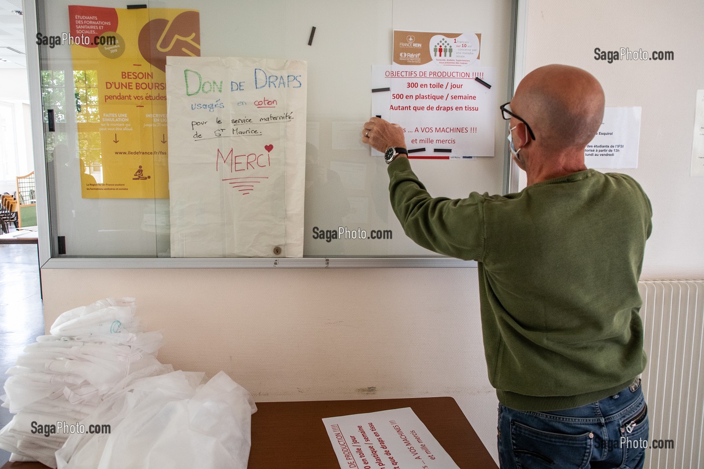 COUTURIERES ET COUTURIERS BENEVOLES, ATELIER DE CONFECTION IMPROVISE DE SUR BLOUSES EN PLASTIQUE A BASE DE SAC POUBELLE POUR LES HOPITAUX DE SAINT MAURICE, HOPITAL NATIONAL DE SAINT MAURICE (94), VAL DE MARNE, ILE DE FRANCE, FRANCE, EUROPE. 