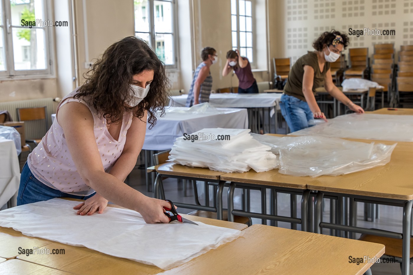 COUTURIERES ET COUTURIERS BENEVOLES, ATELIER DE CONFECTION IMPROVISE DE SURBLOUSES EN PLASTIQUE A BASE DE SAC POUBELLE POUR LES HOPITAUX DE SAINT MAURICE, HOPITAL NATIONAL DE SAINT MAURICE (94), VAL DE MARNE, ILE DE FRANCE, FRANCE, EUROPE. 