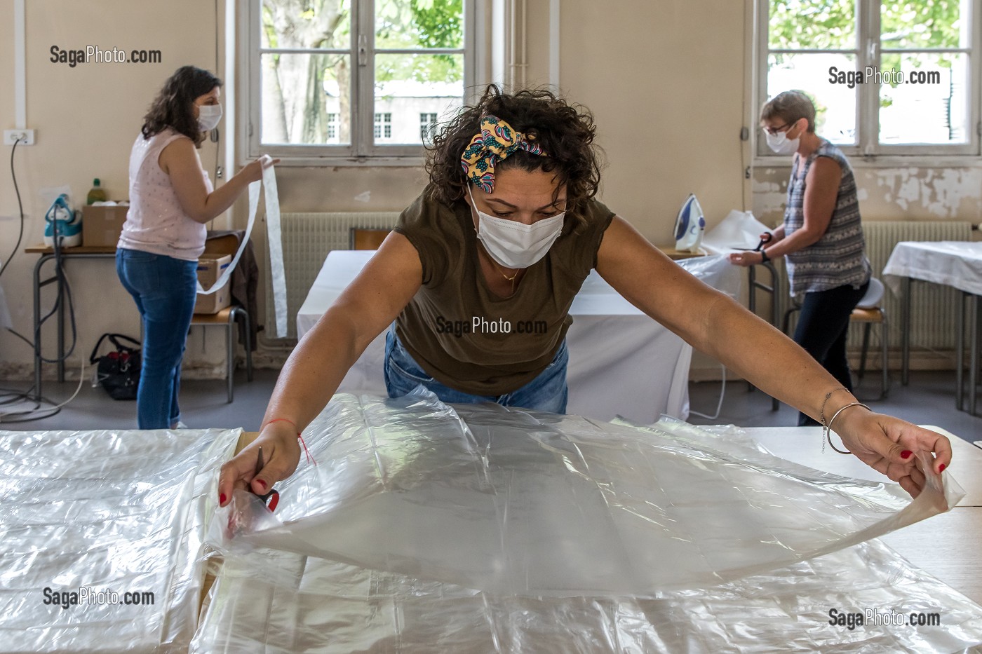 COUTURIERES ET COUTURIERS BENEVOLES, ATELIER DE CONFECTION IMPROVISE DE SURBLOUSES EN PLASTIQUE A BASE DE SAC POUBELLE POUR LES HOPITAUX DE SAINT MAURICE, HOPITAL NATIONAL DE SAINT MAURICE (94), VAL DE MARNE, ILE DE FRANCE, FRANCE, EUROPE. 