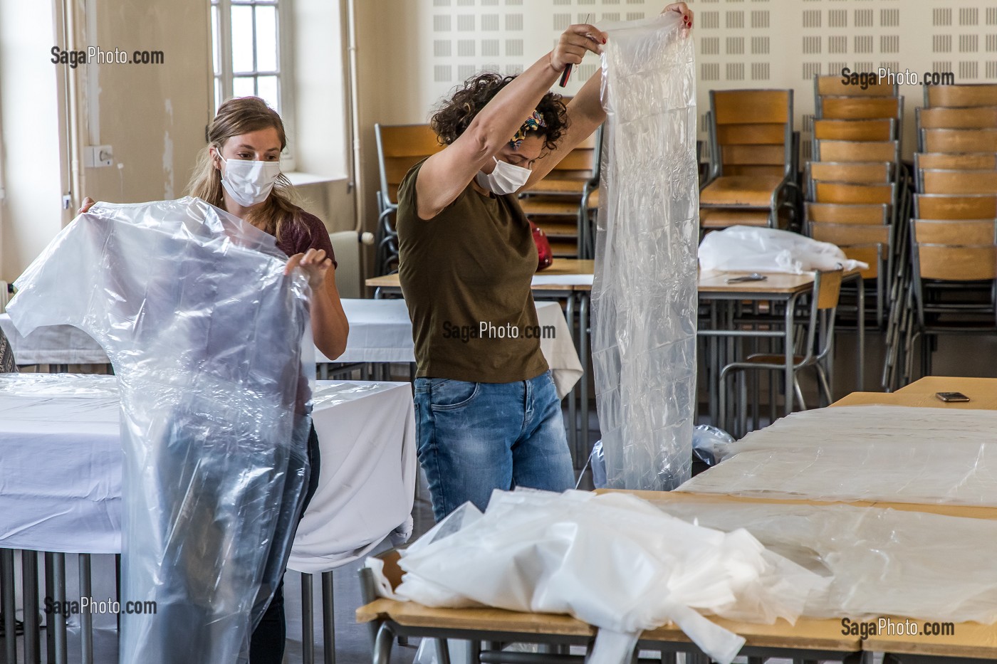 COUTURIERES ET COUTURIERS BENEVOLES, ATELIER DE CONFECTION IMPROVISE DE SURBLOUSES EN PLASTIQUE A BASE DE SAC POUBELLE POUR LES HOPITAUX DE SAINT MAURICE, HOPITAL NATIONAL DE SAINT MAURICE (94), VAL DE MARNE, ILE DE FRANCE, FRANCE, EUROPE. 