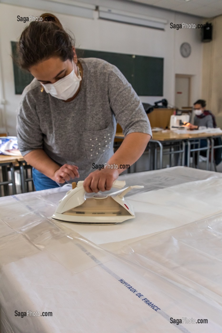 COUTURIERES ET COUTURIERS BENEVOLES, ATELIER DE CONFECTION IMPROVISE DE SURBLOUSES EN PLASTIQUE A BASE DE SAC POUBELLE POUR LES HOPITAUX DE SAINT MAURICE, HOPITAL NATIONAL DE SAINT MAURICE (94), VAL DE MARNE, ILE DE FRANCE, FRANCE, EUROPE. 