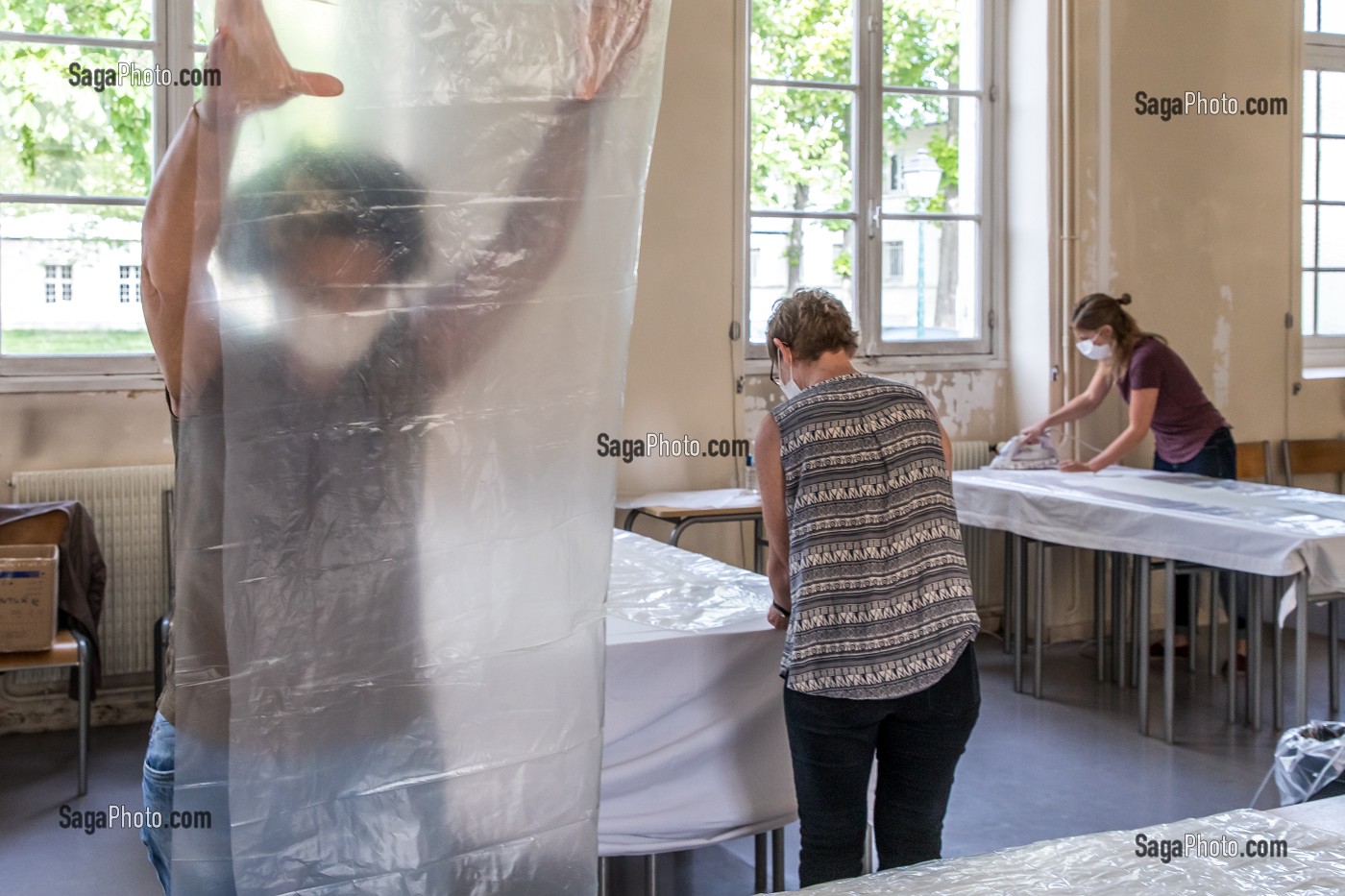 COUTURIERES ET COUTURIERS BENEVOLES, ATELIER DE CONFECTION IMPROVISE DE SURBLOUSES EN PLASTIQUE A BASE DE SAC POUBELLE POUR LES HOPITAUX DE SAINT MAURICE, HOPITAL NATIONAL DE SAINT MAURICE (94), VAL DE MARNE, ILE DE FRANCE, FRANCE, EUROPE. 