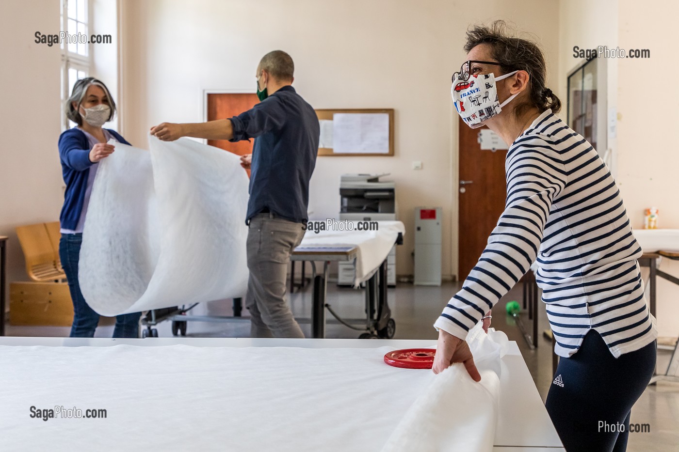 COUTURIERES ET COUTURIERS BENEVOLES, HOPITAL NATIONAL DE SAINT MAURICE (94), VAL DE MARNE, ILE DE FRANCE, FRANCE, EUROPE. 