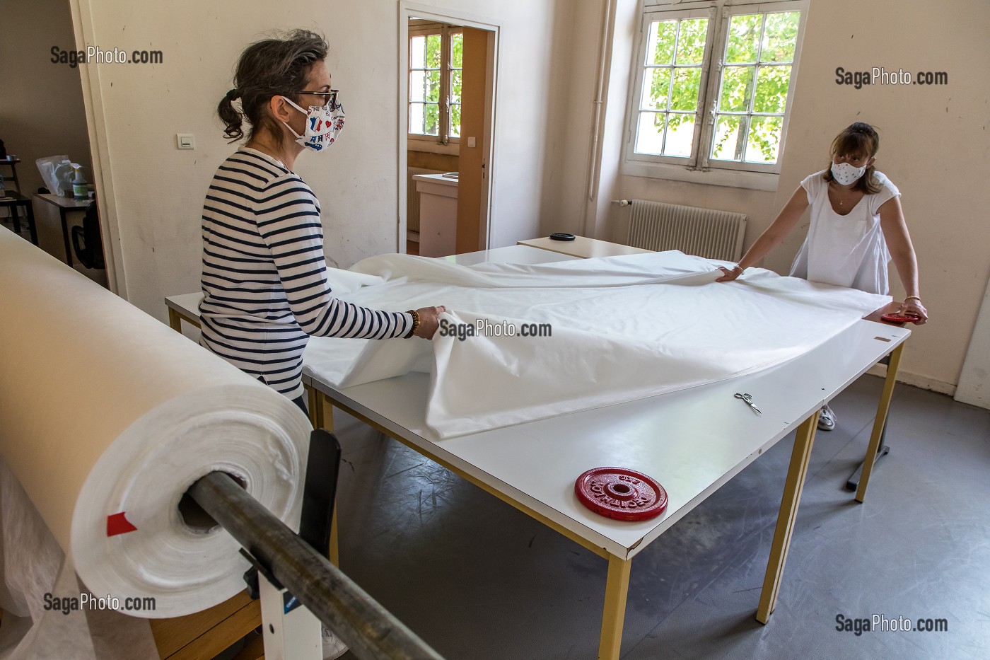 COUTURIERES ET COUTURIERS BENEVOLES, ATELIER DE CONFECTION IMPROVISE DE SURBLOUSES EN VOILE D'HIVERNAGE OFFERT PAR DES HORTICULTEURS, SERVANT A PROTEGER LES PLANTES EN HIVER POUR LES HOPITAUX DE SAINT MAURICE, HOPITAL NATIONAL DE SAINT MAURICE (94), VAL DE MARNE, ILE DE FRANCE, FRANCE, EUROPE.  