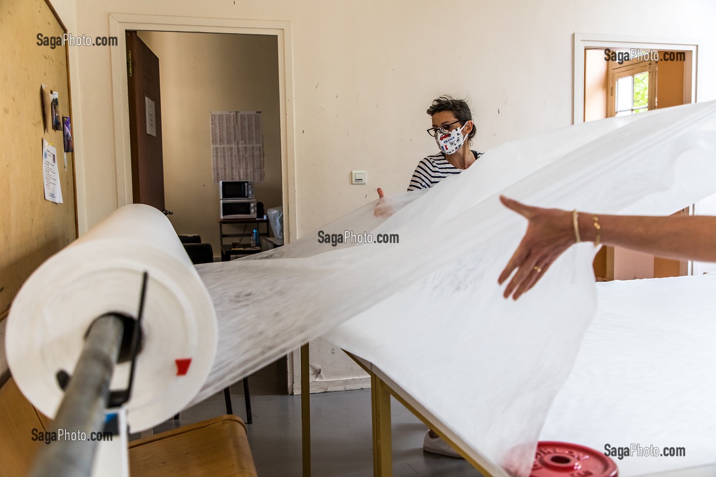 COUTURIERES ET COUTURIERS BENEVOLES, ATELIER DE CONFECTION IMPROVISE DE SURBLOUSES EN VOILE D'HIVERNAGE OFFERT PAR DES HORTICULTEURS, SERVANT A PROTEGER LES PLANTES EN HIVER POUR LES HOPITAUX DE SAINT MAURICE, HOPITAL NATIONAL DE SAINT MAURICE (94), VAL DE MARNE, ILE DE FRANCE, FRANCE, EUROPE. 