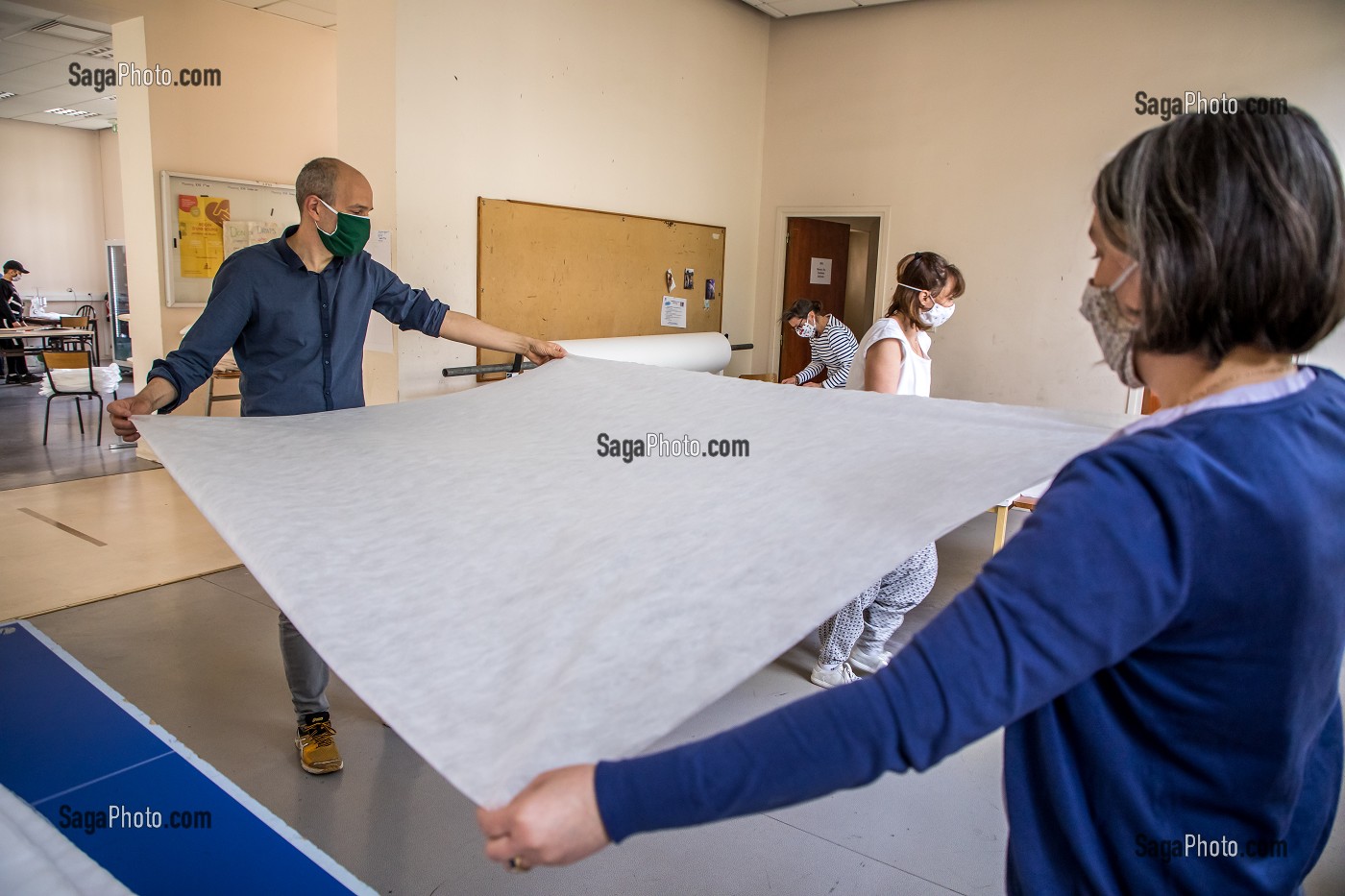 COUTURIERES ET COUTURIERS BENEVOLES, ATELIER DE CONFECTION IMPROVISE DE SURBLOUSES EN VOILE D'HIVERNAGE OFFERT PAR DES HORTICULTEURS, SERVANT A PROTEGER LES PLANTES EN HIVER POUR LES HOPITAUX DE SAINT MAURICE, HOPITAL NATIONAL DE SAINT MAURICE (94), VAL DE MARNE, ILE DE FRANCE, FRANCE, EUROPE. 