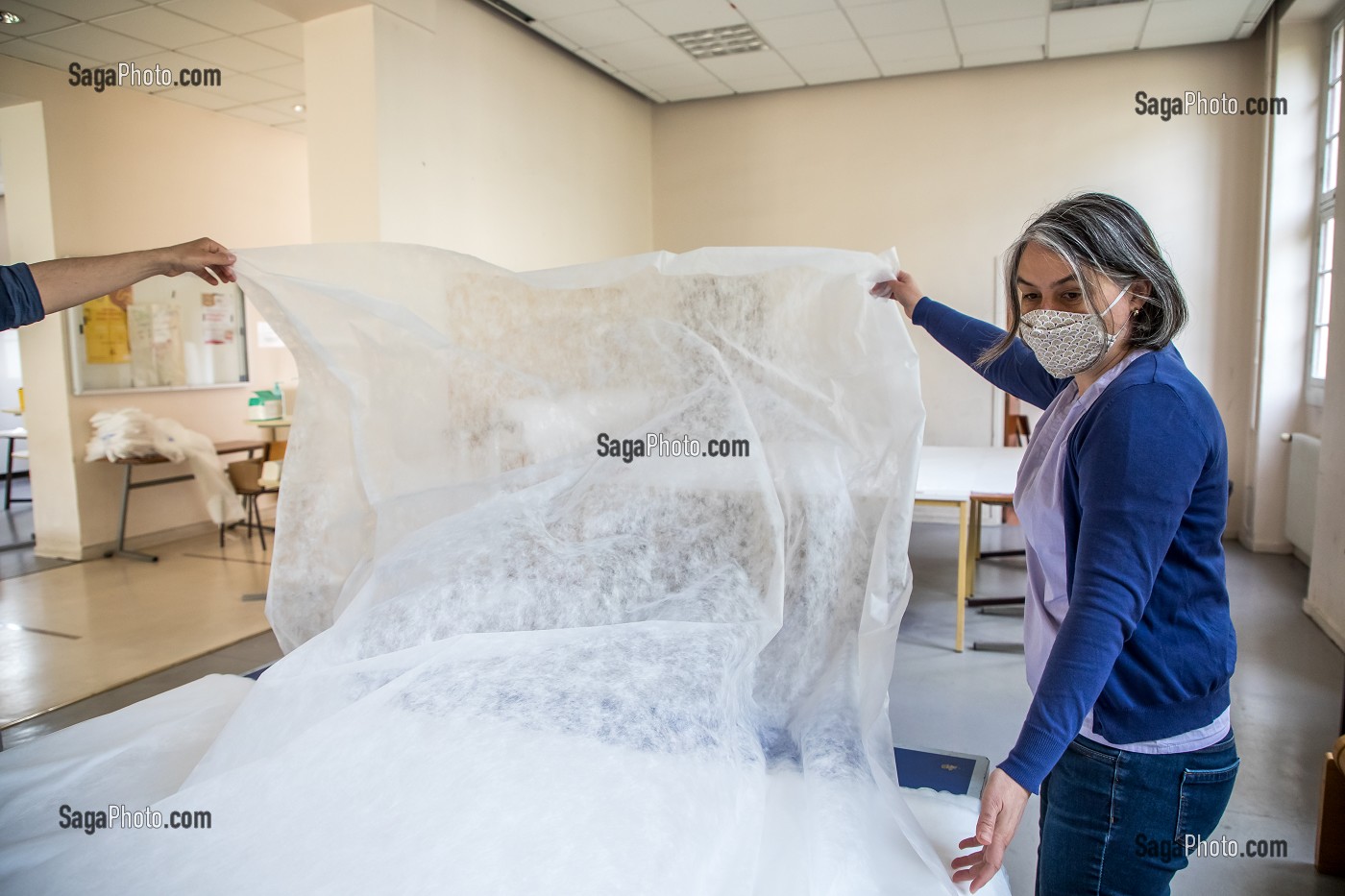 COUTURIERES ET COUTURIERS BENEVOLES, ATELIER DE CONFECTION IMPROVISE DE SURBLOUSES EN VOILE D'HIVERNAGE OFFERT PAR DES HORTICULTEURS, SERVANT A PROTEGER LES PLANTES EN HIVER POUR LES HOPITAUX DE SAINT MAURICE, HOPITAL NATIONAL DE SAINT MAURICE (94), VAL DE MARNE, ILE DE FRANCE, FRANCE, EUROPE. 