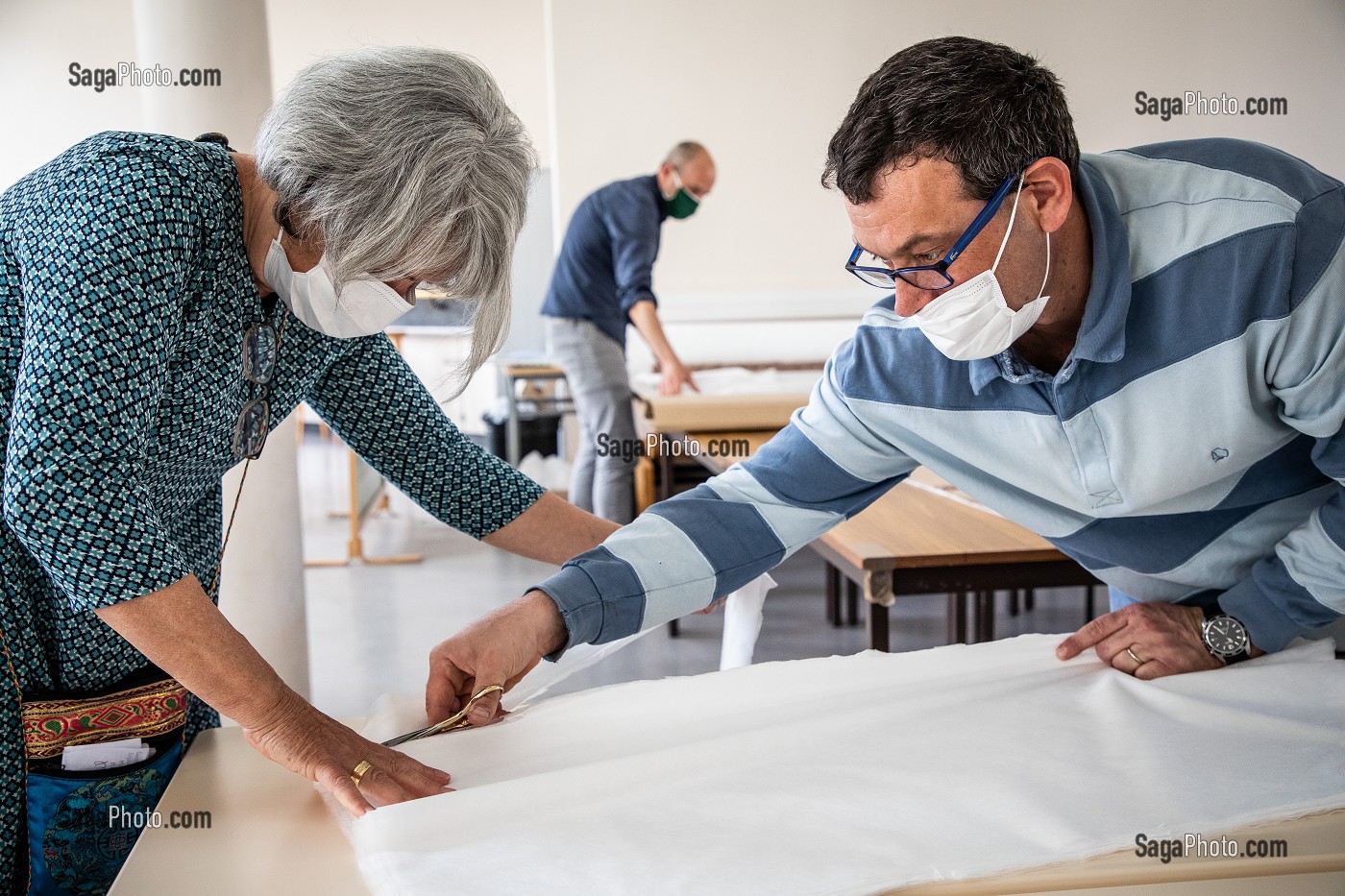 COUTURIERES ET COUTURIERS BENEVOLES, ATELIER DE CONFECTION IMPROVISE DE SURBLOUSES EN VOILE D'HIVERNAGE OFFERT PAR DES HORTICULTEURS, SERVANT A PROTEGER LES PLANTES EN HIVER POUR LES HOP ITAUX DE SAINT MAURICE, HOPITAL NATIONAL DE SAINT MAURICE (94), VAL DE MARNE, ILE DE FRANCE, FRANCE, EUROPE 