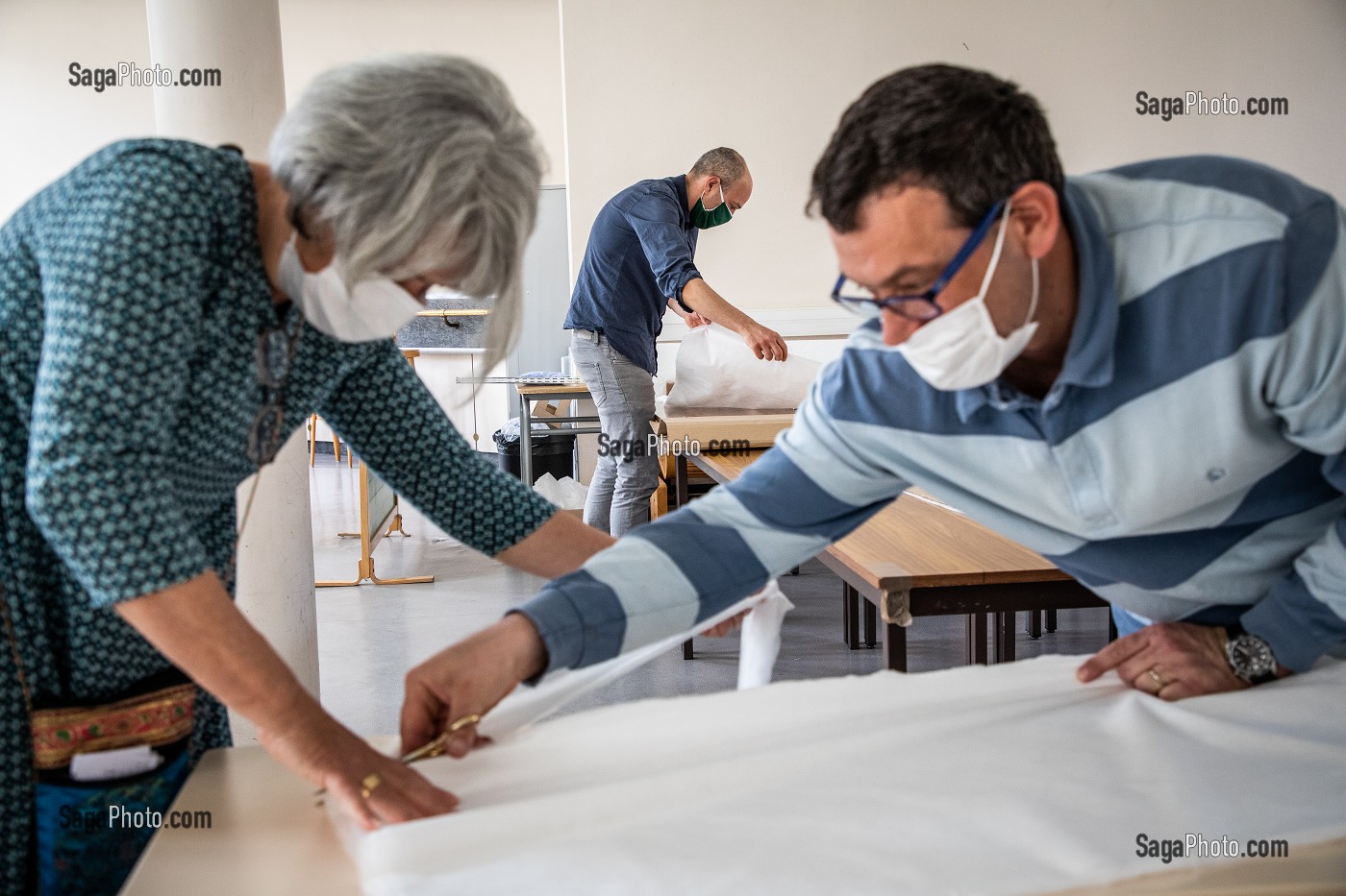 COUTURIERES ET COUTURIERS BENEVOLES, ATELIER DE CONFECTION IMPROVISE DE SURBLOUSES EN VOILE D'HIVERNAGE OFFERT PAR DES HORTICULTEURS, SERVANT A PROTEGER LES PLANTES EN HIVER POUR LES HOPITAUX DE SAINT MAURICE, HOPITAL NATIONAL DE SAINT MAURICE (94), VAL DE MARNE, ILE DE FRANCE, FRANCE, EUROPE 