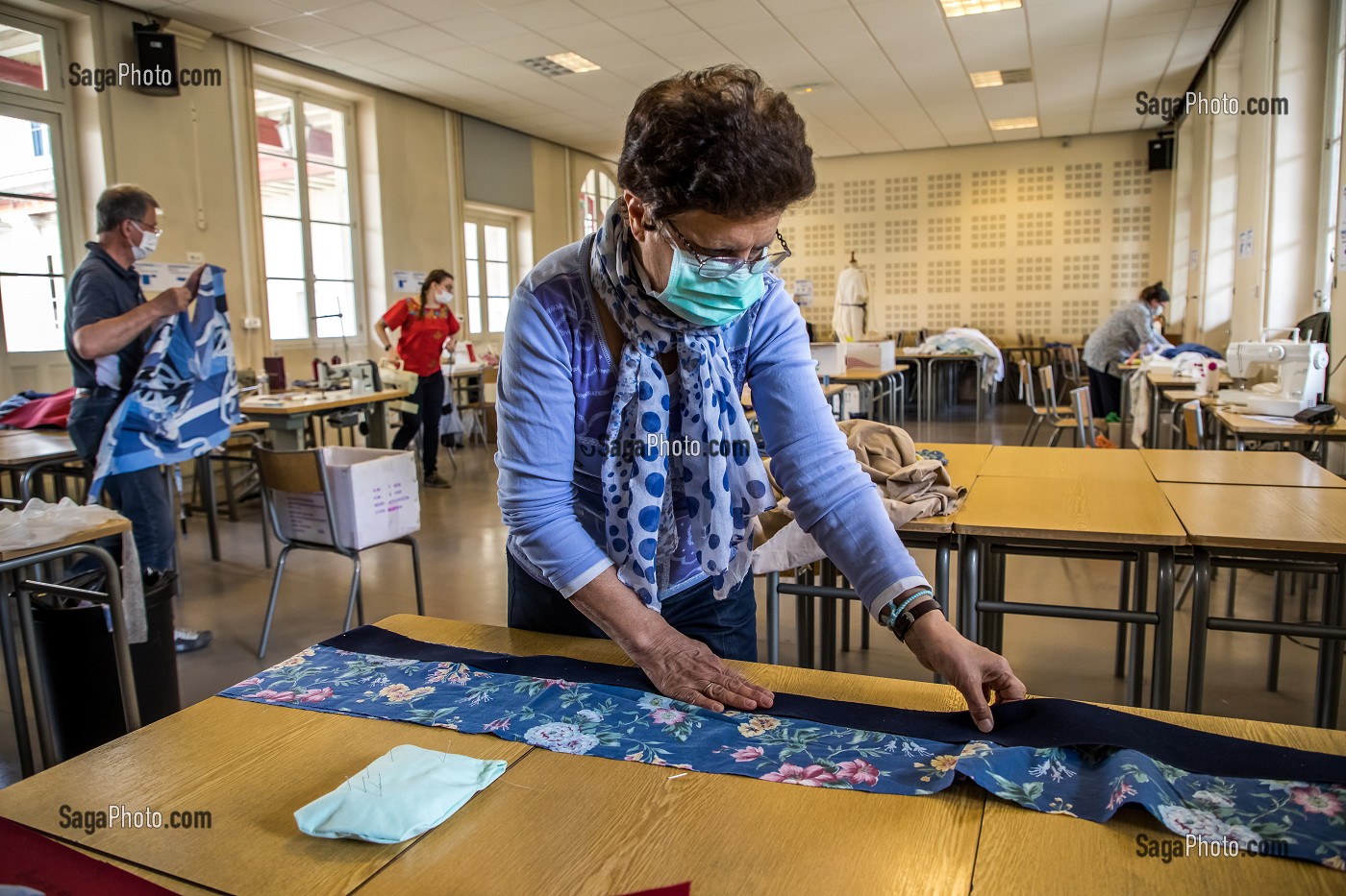 ATELIER DE CONFECTION DE SURBLOUSES EN TISSUS DE RECUPERATION, NAPPES, HOUSSE DE COUETTE, POUR LE PERSONNEL HOSPITALIER REALISE PAR DES BENEVOLES, HOPITAL NATIONAL DE SAINT MAURICE (94), VAL DE MARNE, IL DE FRANCE, FRANCE, EUROPE. 