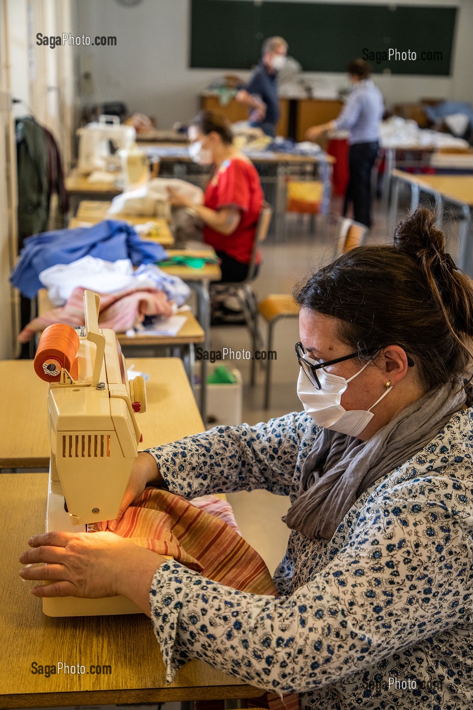 ATELIER DE CONFECTION DE SURBLOUSES EN TISSUS DE RECUPERATION, NAPPES, HOUSSE DE COUETTE, POUR LE PERSONNEL HOSPITALIER REALISE PAR DES BENEVOLES, HOPITAL NATIONAL DE SAINT MAURICE (94), VAL DE MARNE, IL DE FRANCE, FRANCE, EUROPE. 