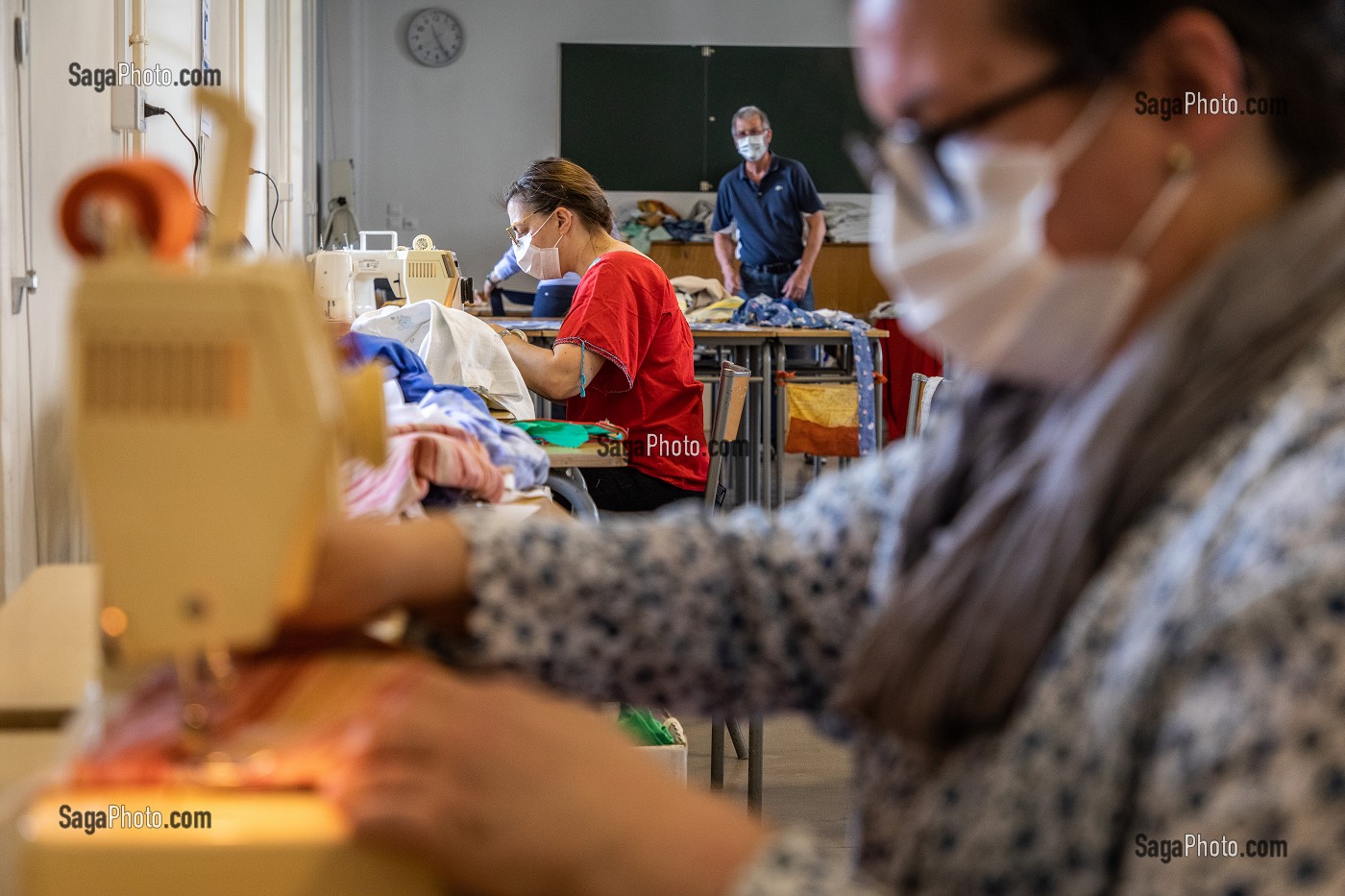 ATELIER DE CONFECTION DE SURBLOUSES EN TISSUS DE RECUPERATION, NAPPES, HOUSSE DE COUETTE, POUR LE PERSONNEL HOSPITALIER REALISE PAR DES BENEVOLES, HOPITAL NATIONAL DE SAINT MAURICE (94), VAL DE MARNE, IL DE FRANCE, FRANCE, EUROPE. 