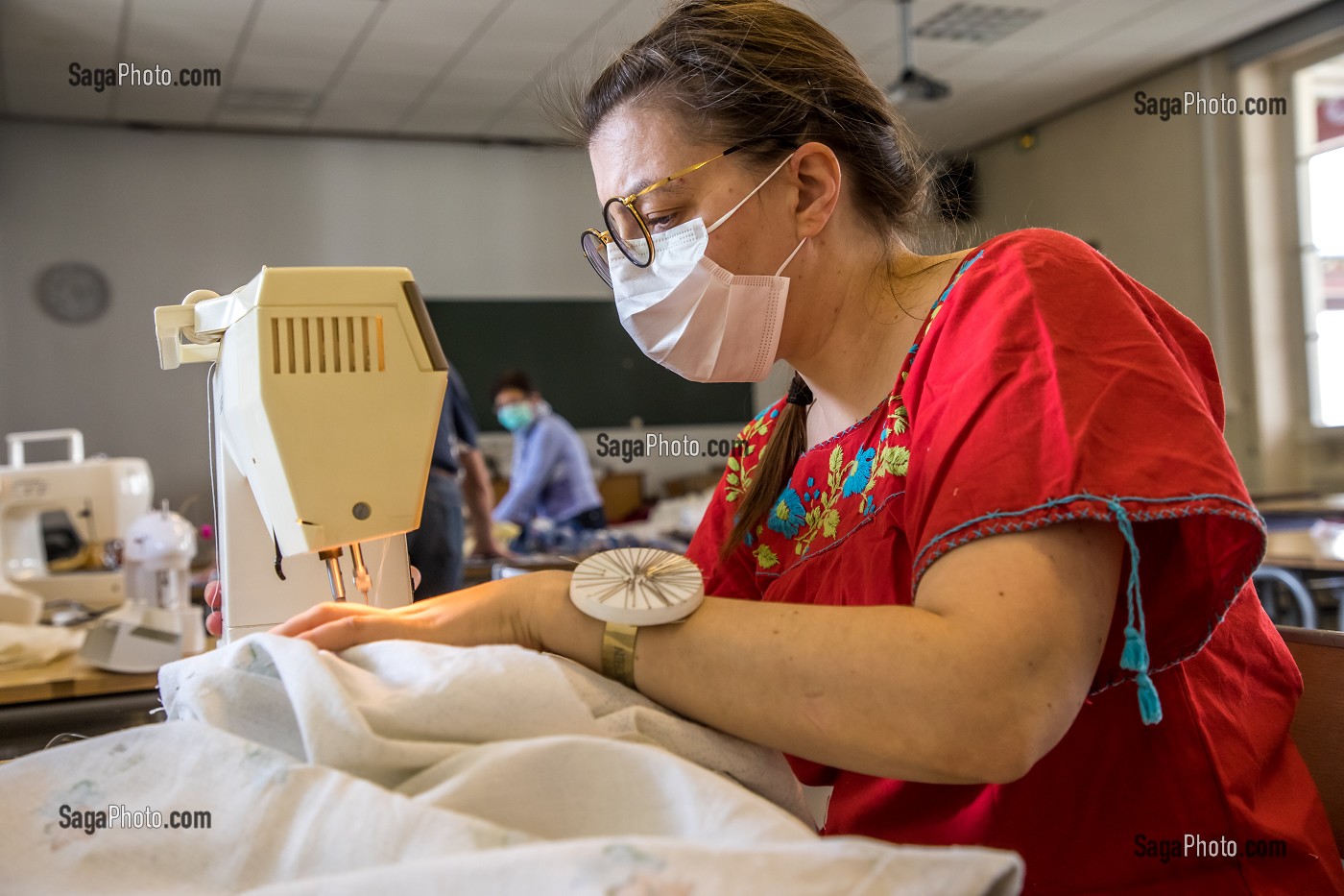 ATELIER DE CONFECTION DE SURBLOUSES EN TISSUS DE RECUPERATION, NAPPES, HOUSSE DE COUETTE, POUR LE PERSONNEL HOSPITALIER REALISE PAR DES BENEVOLES, HOPITAL NATIONAL DE SAINT MAURICE (94), VAL DE MARNE, IL DE FRANCE, FRANCE, EUROPE. 