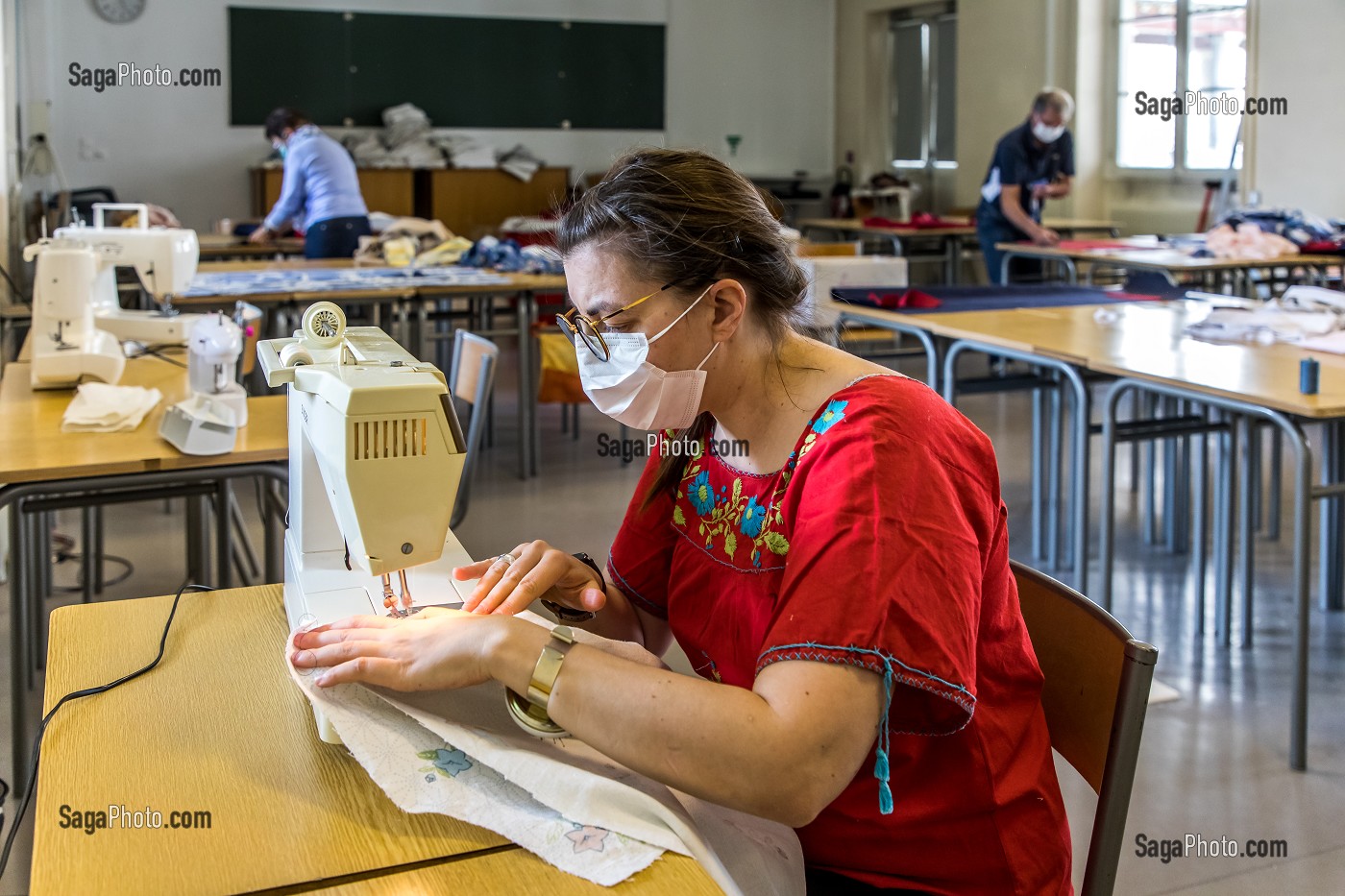 ATELIER DE CONFECTION DE SURBLOUSES EN TISSUS DE RECUPERATION, NAPPES, HOUSSE DE COUETTE, POUR LE PERSONNEL HOSPITALIER REALISE PAR DES BENEVOLES, HOPITAL NATIONAL DE SAINT MAURICE (94), VAL DE MARNE, IL DE FRANCE, FRANCE, EUROPE. 