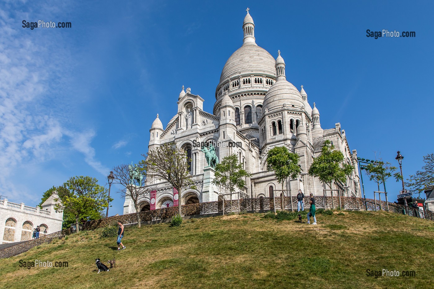 PROPRIETAIRES DE CHIENS, BASILIQUE DU SACRE CŒUR LORS DU CONFINEMENT DE LA PANDEMIE DU COVID 19, BUTTE MONTMARTRE, 18EME ARRONDISSEMENT, PARIS, ILE DE FRANCE, FRANCE, FRANCE, EUROPE 