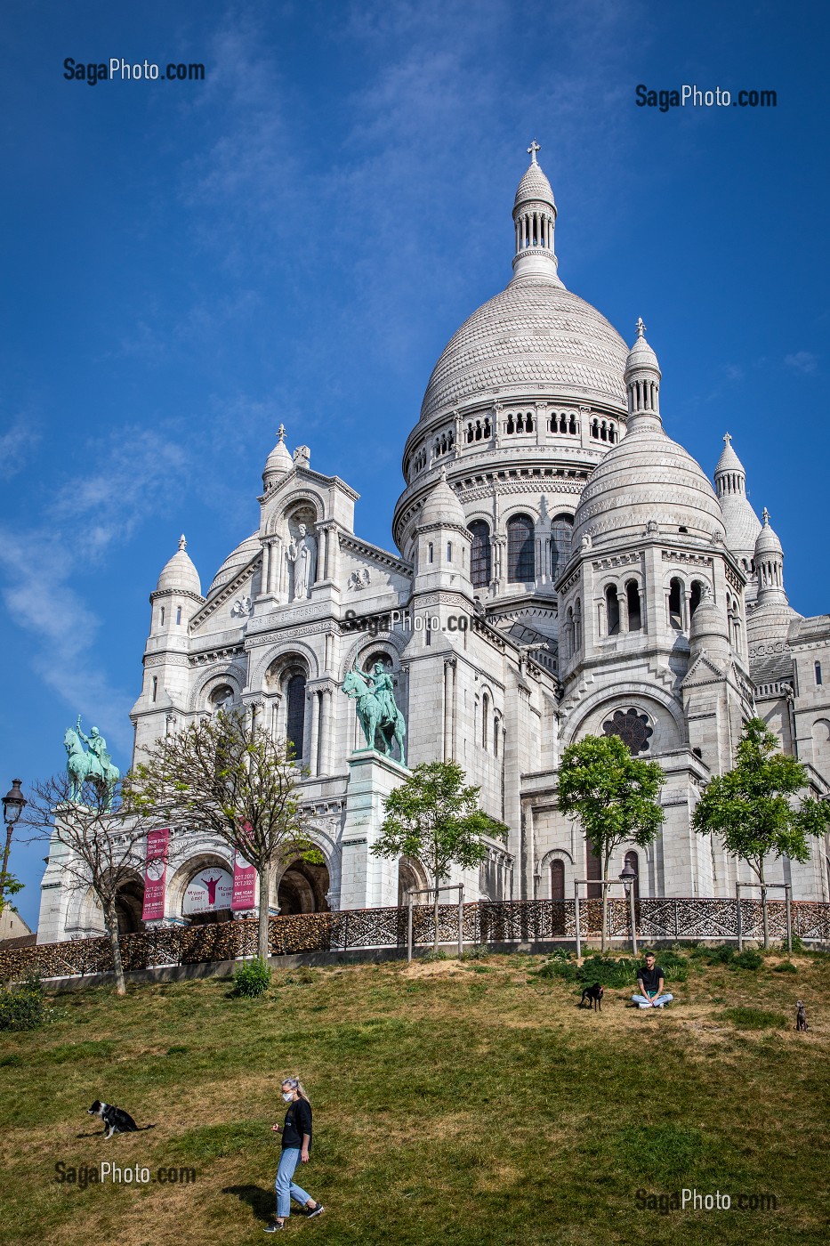 PROPRIETAIRES DE CHIENS, BASILIQUE DU SACRE CŒUR LORS DU CONFINEMENT DE LA PANDEMIE DU COVID 19, BUTTE MONTMARTRE, 18EME ARRONDISSEMENT, PARIS, ILE DE FRANCE, FRANCE, FRANCE, EUROPE 