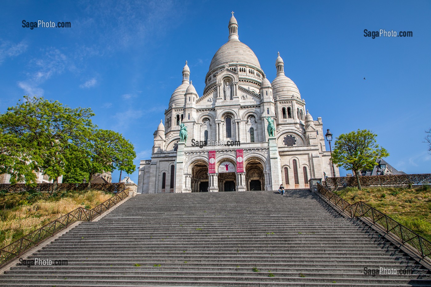 ESCALIER DESERT DEVANT LA BASILIQUE DU SACRE CŒUR LORS DU CONFINEMENT DE LA PANDEMIE DU COVID 19, BUTTE MONTMARTRE, 18EME ARRONDISSEMENT, PARIS, ILE DE FRANCE, FRANCE, FRANCE, EUROPE 