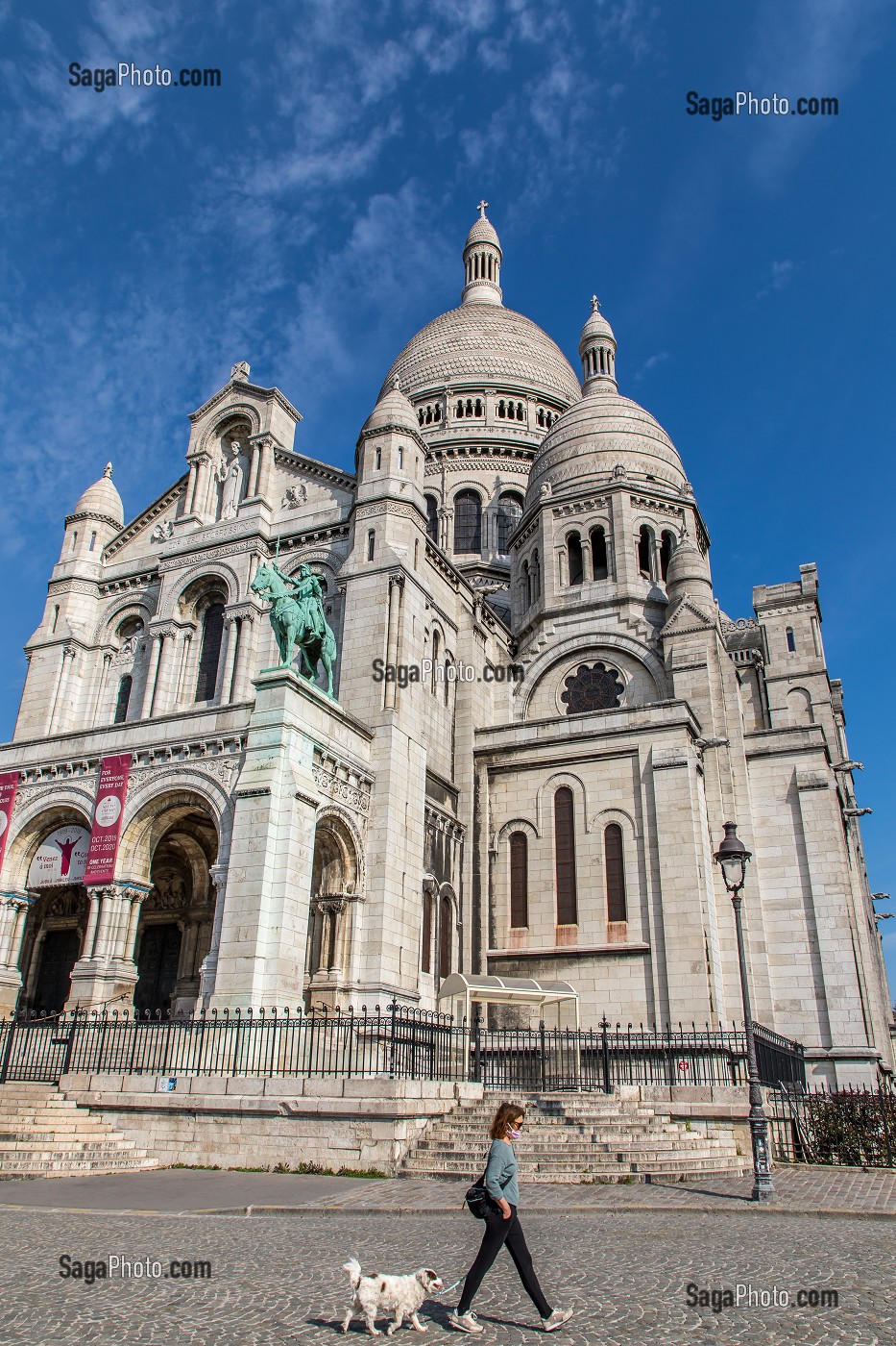 PASSANTE AVEC UN MASQUE ET SON CHIEN, BASILIQUE DU SACRE CŒUR LORS DU CONFINEMENT DE LA PANDEMIE DU COVID 19, BUTTE MONTMARTRE, 18EME ARRONDISSEMENT, PARIS, ILE DE FRANCE, FRANCE, FRANCE, EUROPE 