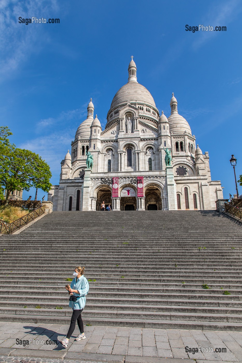 ESCALIER DESERT DEVANT LA BASILIQUE DU SACRE CŒUR LORS DU CONFINEMENT DE LA PANDEMIE DU COVID 19, BUTTE MONTMARTRE, 18EME ARRONDISSEMENT, PARIS, ILE DE FRANCE, FRANCE, FRANCE, EUROPE 