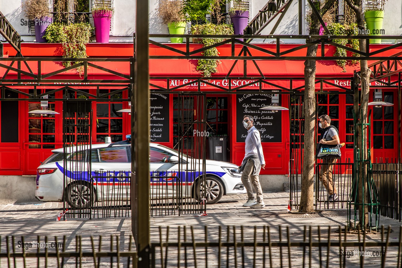 PATROUILLE DE POLICE, PLACE DU TERTRE LORS DU CONFINEMENT DE LA PANDEMIE DU COVID 19, BUTTE MONTMARTRE, 18EME ARRONDISSEMENT, PARIS, ILE DE FRANCE, FRANCE, FRANCE, EUROPE 