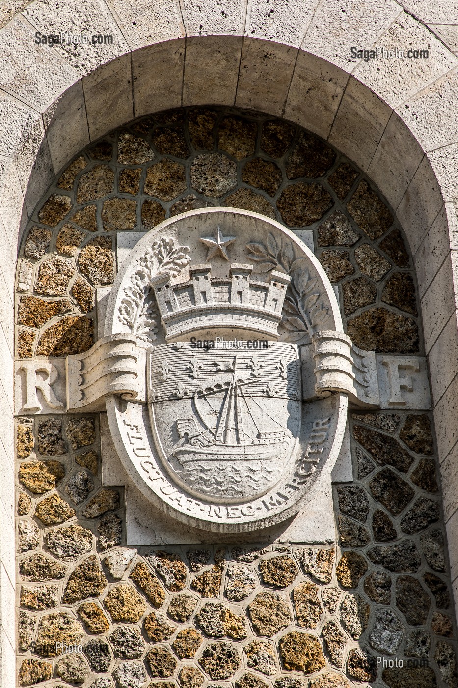 ARMOIRIE, FLUCTUAT NEC MERGITUR, LOCUTION LATINE UTILISEE COMME DEVISE DE LA VILLE DE PARIS SUR LA FACADE DU RESERVOIR DE MONTMARTRE, RUE AZAIS, PARIS, 18EME ARRONDISSEMENT 