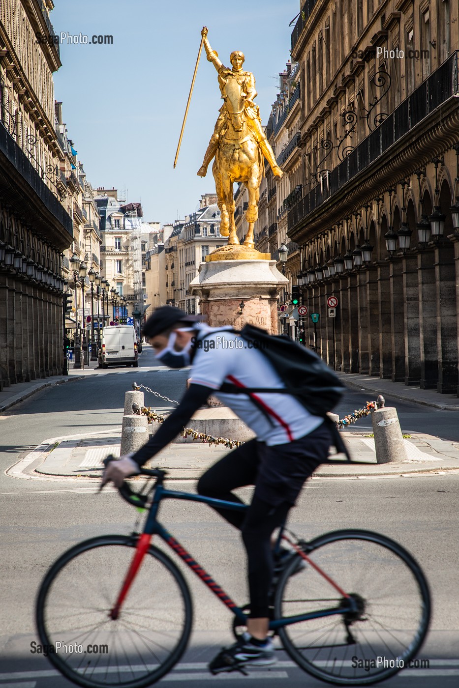 CYCLISTE MASQUE, RUE DE RIVOLI, STATUE EQUESTRE DE JEANNE D'ARC REALISEE PAR LE SCULPTEUR FRANCAIS EMMANUEL FREMIET, PARIS, 1ER ARRONDISSEMENT 