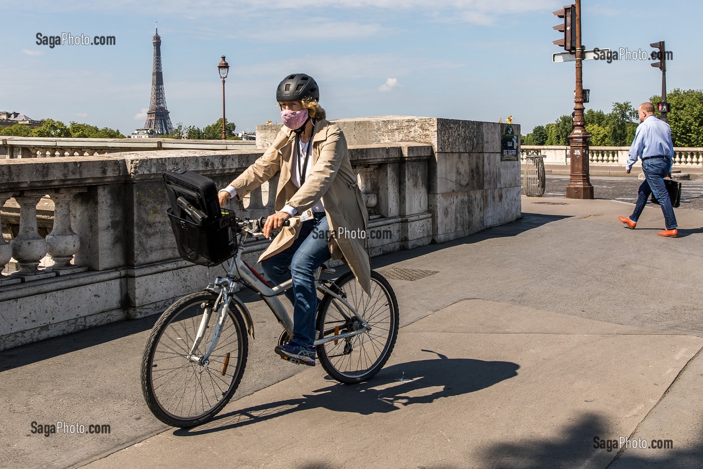 FEMME CYCLISTE MASQUEE, PONT DE LA CONCORDE, PARIS, 8EME ARRONDISSEMENT 