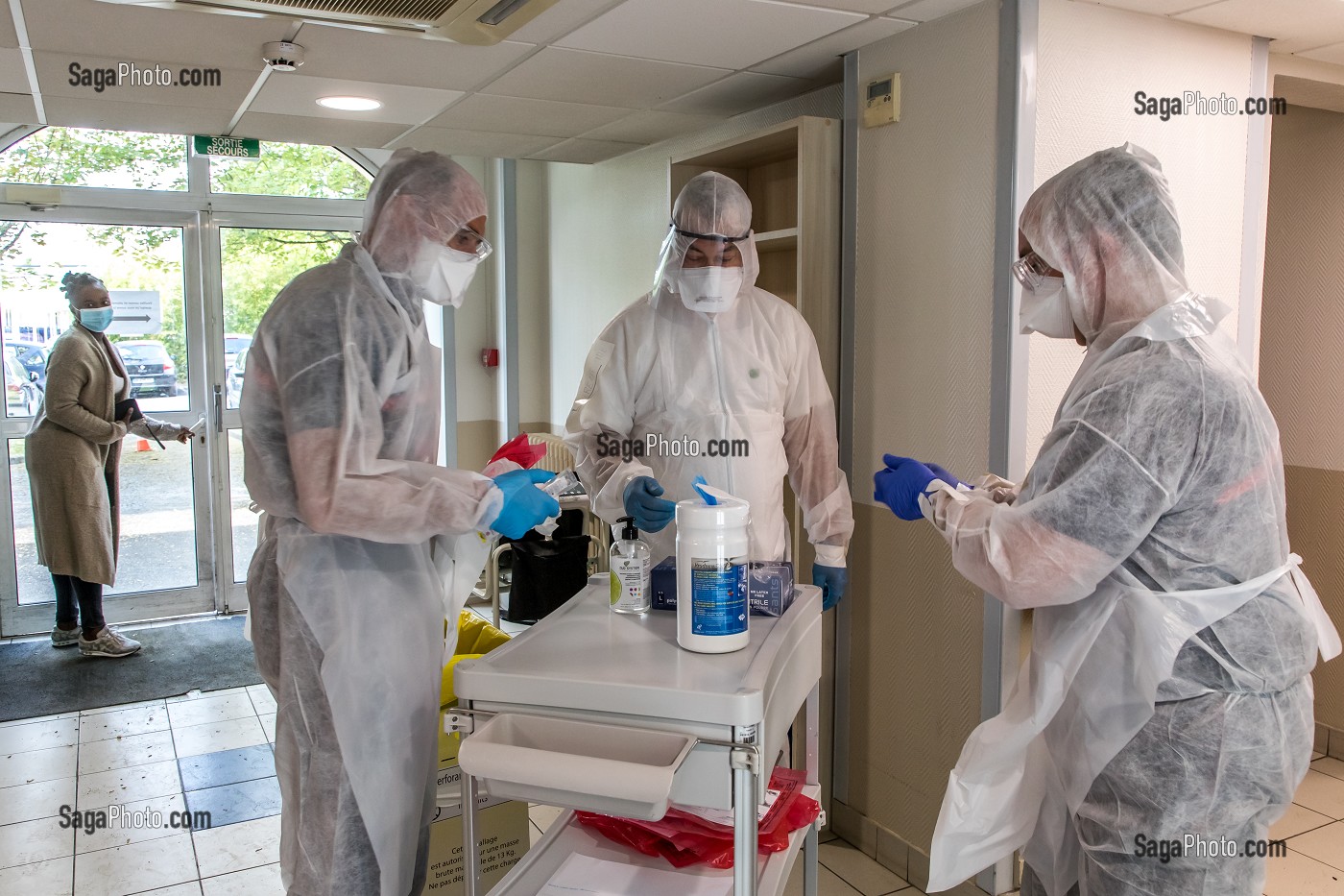 TEST DE DEPISTAGE DU COVID 19 POUR LES RESIDENTS ET LE PERSONNEL DE L’EHPAD REALISE PAR LES SAPEURS POMPIERS DU SDIS 77, EHPAD DE MALNOUE, EMERAINVILLE (77), SEINE ET MARNE, FRANCE, EUROPE 