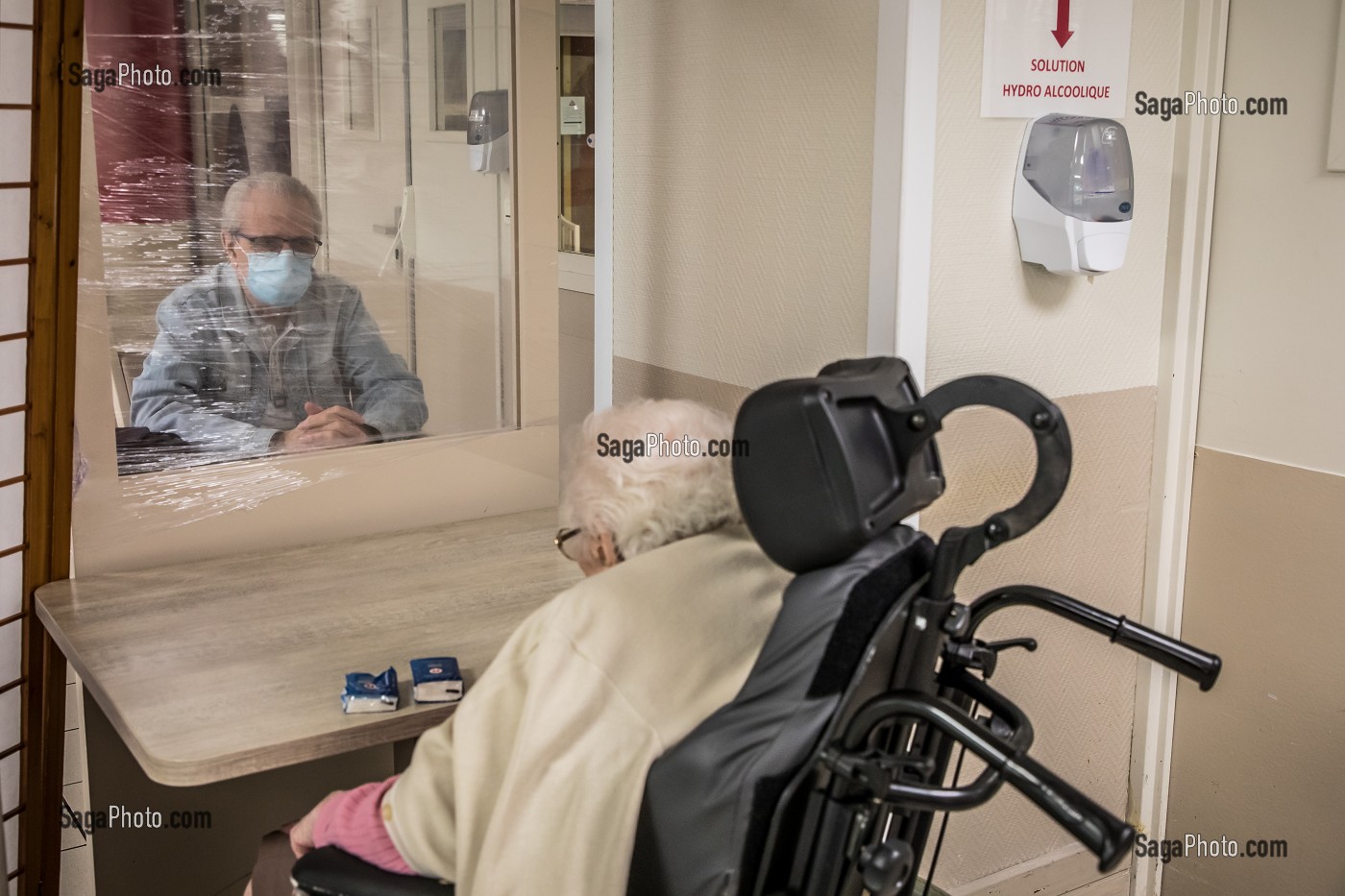 VISITE DES FAMILLES A LEURS PARENTS RESIDENTS EN MAISON DE RETRAITE SELON UN PROTOCOLE DE DISTANCIATION SOCIALE PENDANT LA PANDEMIE DU COVID, EHPAD DE MALNOUE, EMERAINVILLE (77), SEINE ET MARNE, FRANCE, EUROPE 