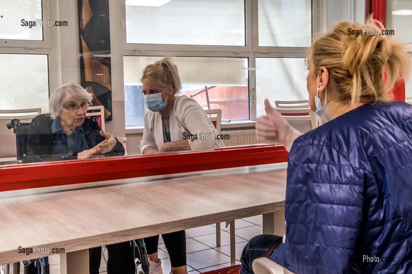 VISITE DES FAMILLES A LEURS PARENTS RESIDENTS EN MAISON DE RETRAITE SELON UN PROTOCOLE DE DISTANCIATION SOCIALE PENDANT LA PANDEMIE DU COVID, EHPAD DE MALNOUE, EMERAINVILLE (77), SEINE ET MARNE, FRANCE, EUROPE 