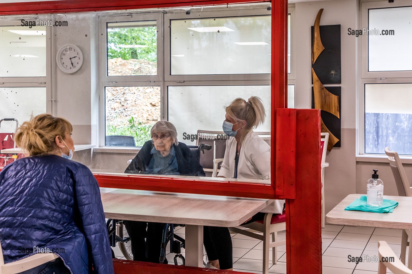 VISITE DES FAMILLES A LEURS PARENTS RESIDENTS EN MAISON DE RETRAITE SELON UN PROTOCOLE DE DISTANCIATION SOCIALE PENDANT LA PANDEMIE DU COVID, EHPAD DE MALNOUE, EMERAINVILLE (77), SEINE ET MARNE, FRANCE, EUROPE 