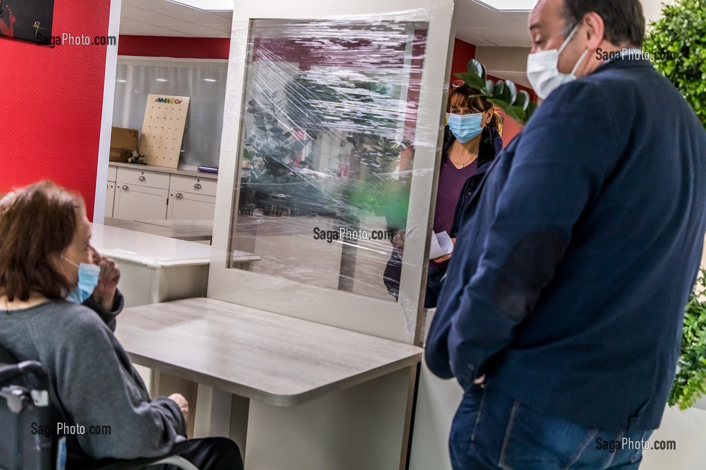 VISITE DES FAMILLES A LEURS PARENTS RESIDENTS EN MAISON DE RETRAITE SELON UN PROTOCOLE DE DISTANCIATION SOCIALE PENDANT LA PANDEMIE DU COVID, EHPAD DE MALNOUE, EMERAINVILLE (77), SEINE ET MARNE, FRANCE, EUROPE 