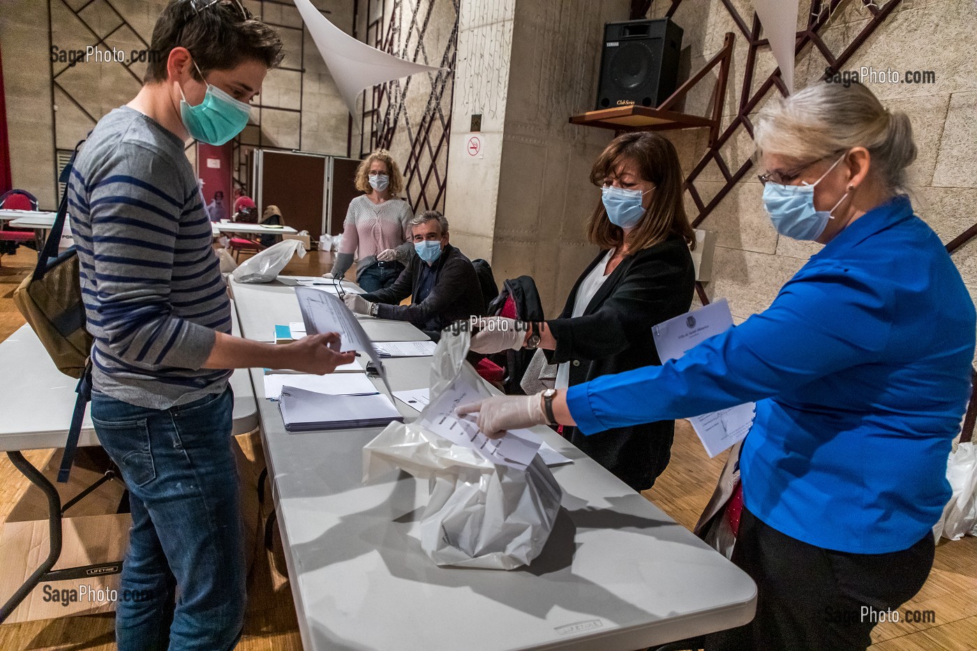 DES REPRESENTANTS DES HABITANTS DELEGUES PAR QUARTIER OU RESIDENCES COLLECTENT DES MASQUES EN TISSUS DE CLASSE 1, NORME AFNOR DISTRIBUES PAR LA MUNICIPALITE, SAINT MAURICE (94) VAL DE MARNE ILE DE FRANCE, FRANCE, EUROPE 