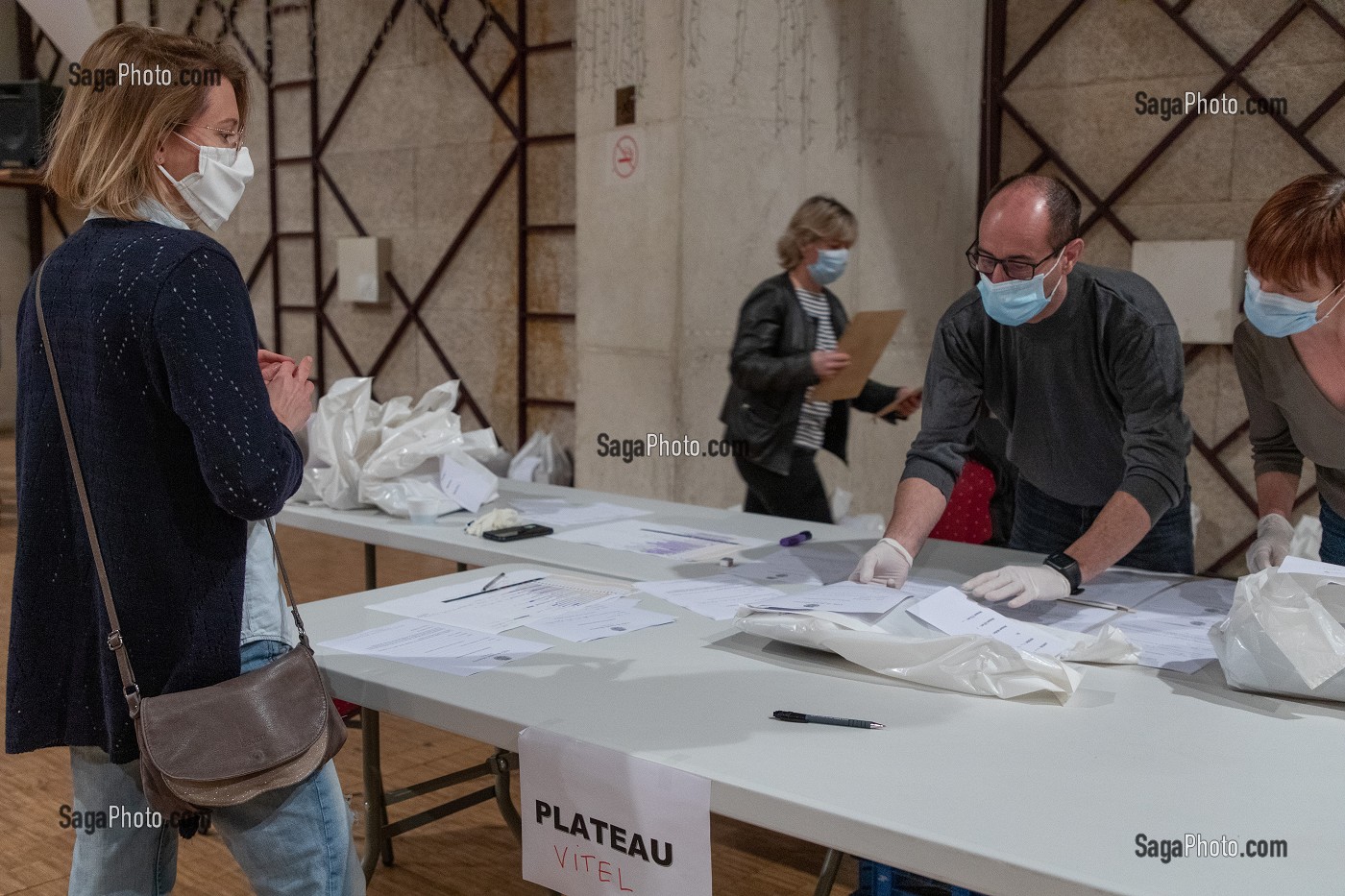 DES REPRESENTANTS DES HABITANTS DELEGUES PAR QUARTIER OU RESIDENCES COLLECTENT DES MASQUES EN TISSUS DE CLASSE 1, NORME AFNOR DISTRIBUES PAR LA MUNICIPALITE, SAINT MAURICE (94) VAL DE MARNE ILE DE FRANCE, FRANCE, EUROPE 