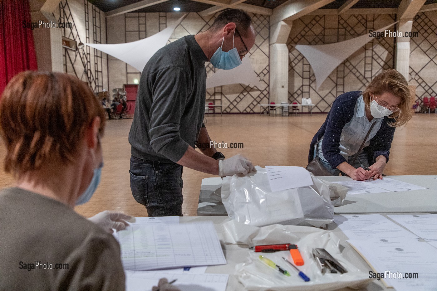 DES REPRESENTANTS DES HABITANTS DELEGUES PAR QUARTIER OU RESIDENCES COLLECTENT DES MASQUES EN TISSUS DE CLASSE 1, NORME AFNOR DISTRIBUES PAR LA MUNICIPALITE, SAINT MAURICE (94) VAL DE MARNE ILE DE FRANCE, FRANCE, EUROPE 