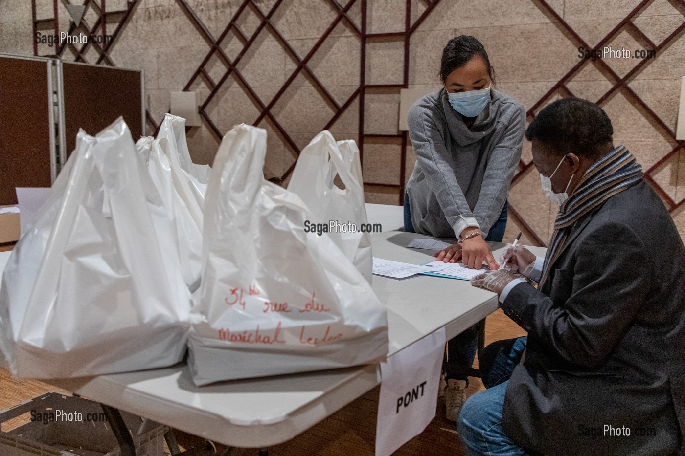 DES REPRESENTANTS DES HABITANTS DELEGUES PAR QUARTIER OU RESIDENCES COLLECTENT DES MASQUES EN TISSUS DE CLASSE 1, NORME AFNOR DISTRIBUES PAR LA MUNICIPALITE, SAINT MAURICE (94) VAL DE MARNE ILE DE FRANCE, FRANCE, EUROPE 