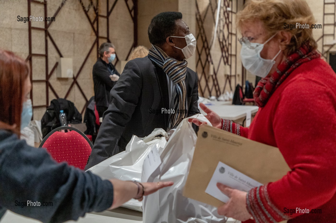 DES REPRESENTANTS DES HABITANTS DELEGUES PAR QUARTIER OU RESIDENCES COLLECTENT DES MASQUES EN TISSUS DE CLASSE 1, NORME AFNOR DISTRIBUES PAR LA MUNICIPALITE, SAINT MAURICE (94) VAL DE MARNE ILE DE FRANCE, FRANCE, EUROPE 